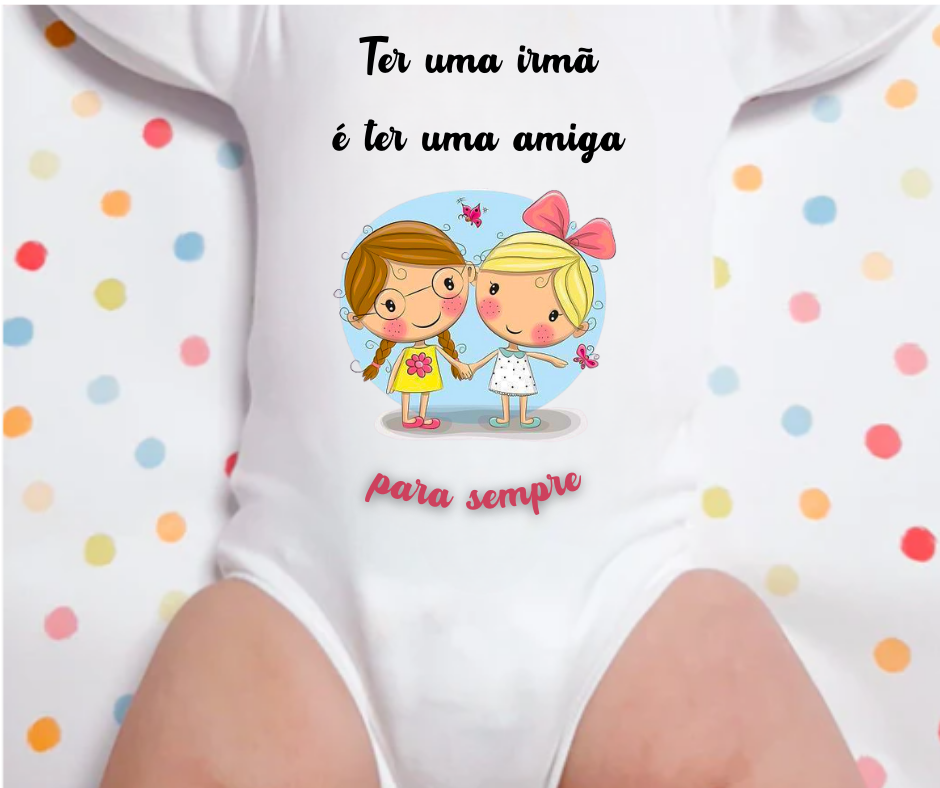 Body de bebé branco com ilustração de duas meninas e texto em português sobre irmandade