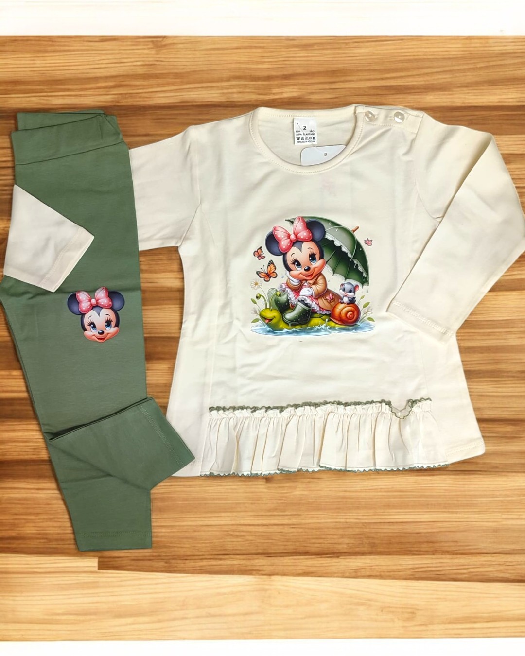 Conjunto roupa infantil camisola creme com personagem e calças verdes com personagem