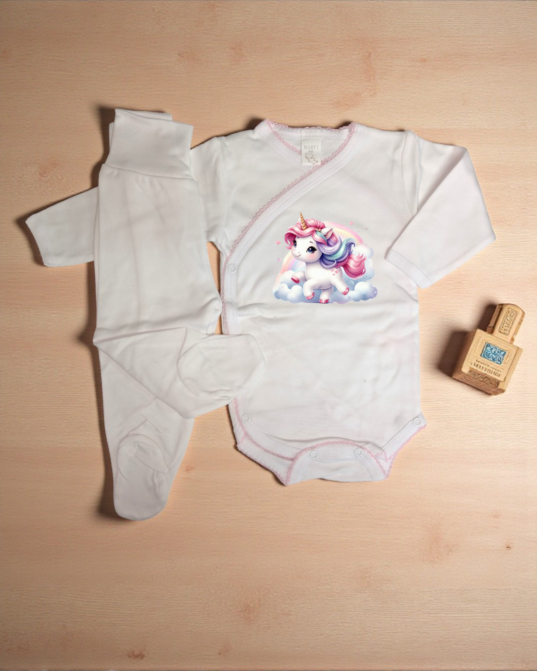 Conjunto de roupa de bebé branco com body de manga comprida estampado e meia-calça