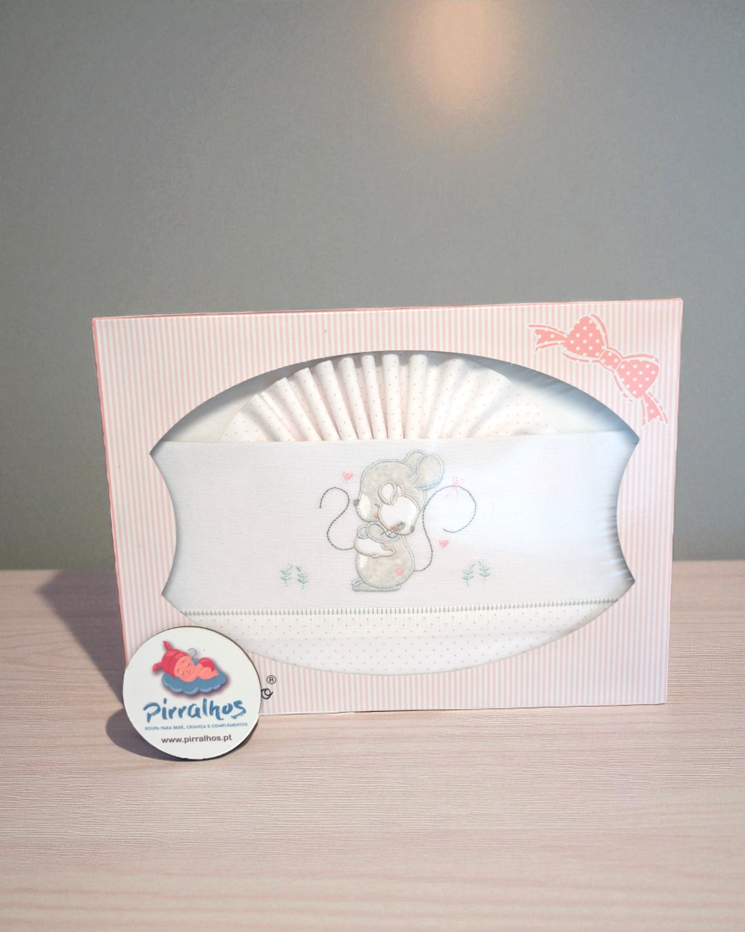 Fralda branca de tecido com rato bordado em caixa rosa com laço desenhado