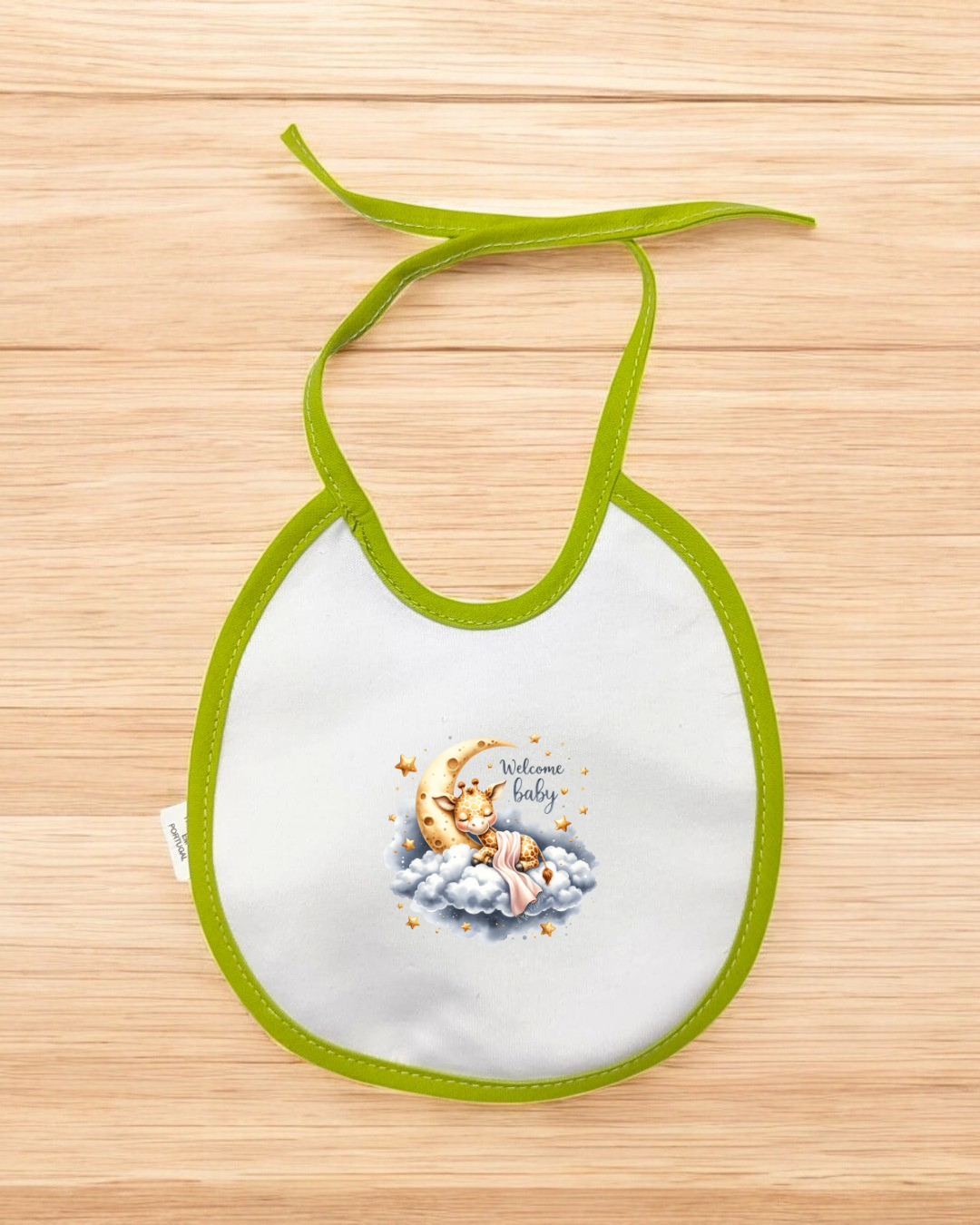 Babete branco com bordas verdes e estampa de lua, bebé e texto 'Welcome baby'