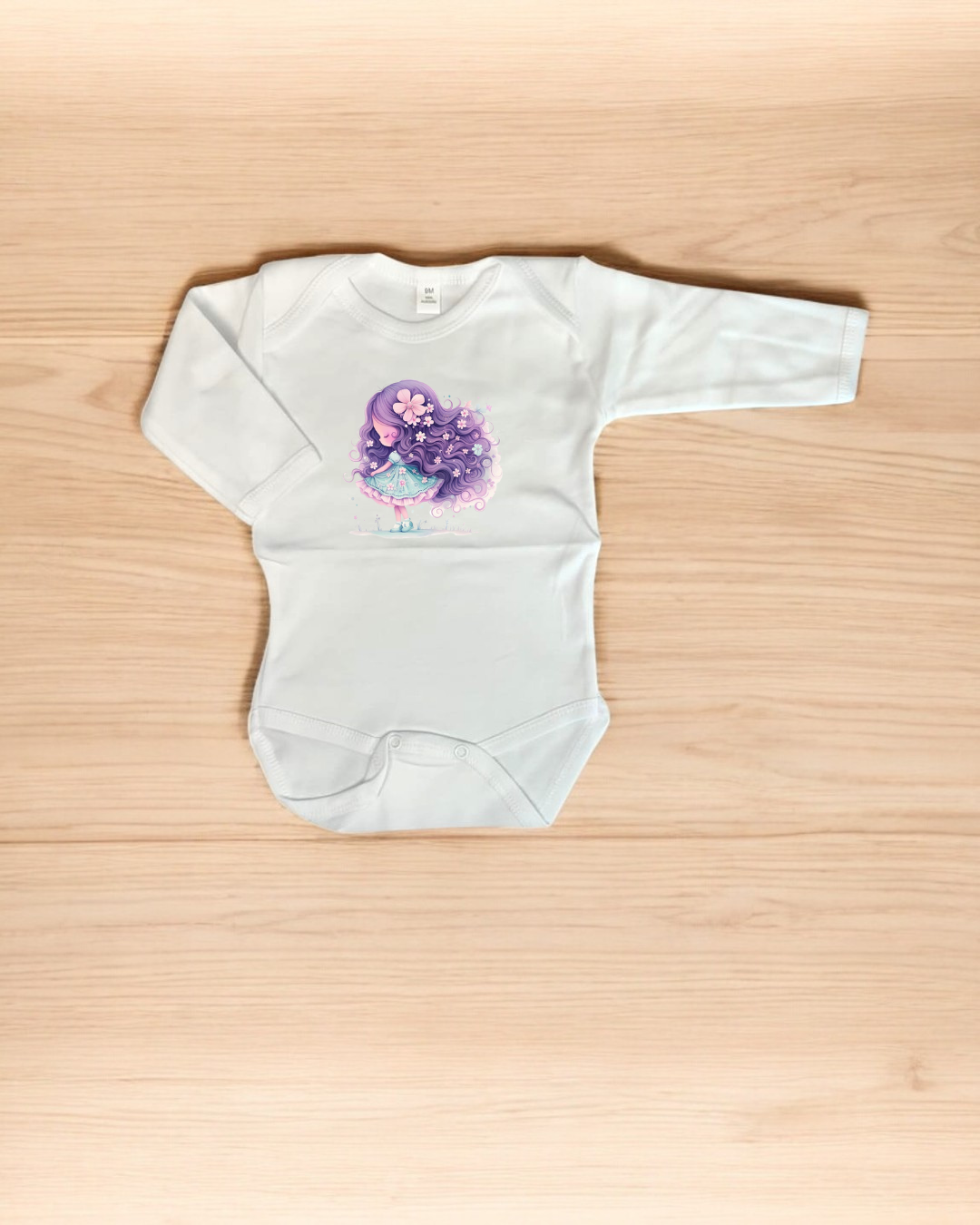 Body branco para bebé com estampado de rapariga com cabelo roxo e flores