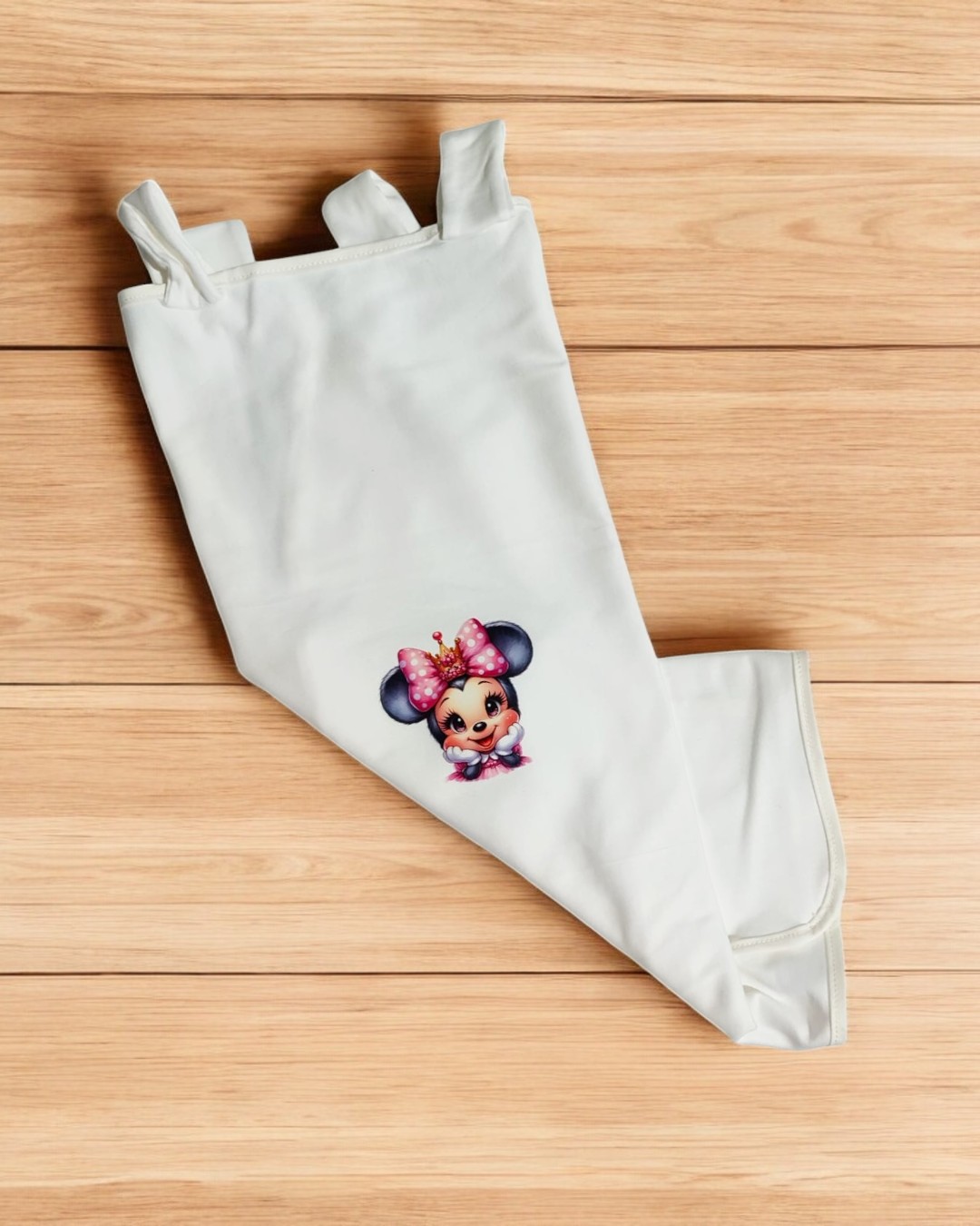 Leggings brancas com estampa infantil e superfície de madeira