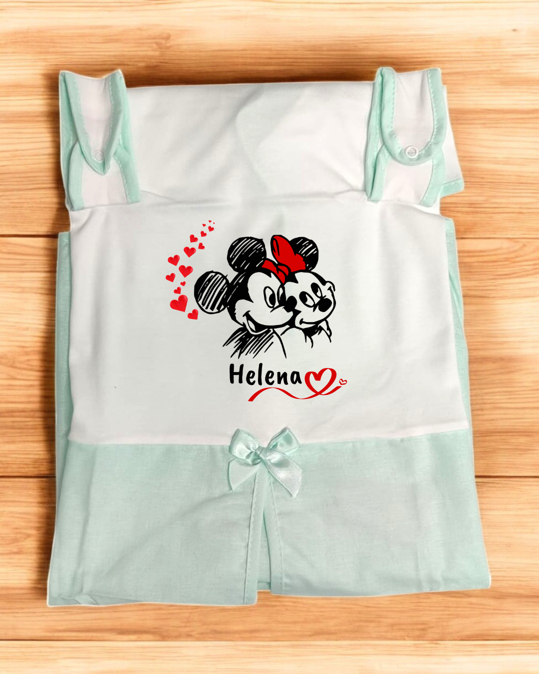 Macacão para bebé branco e verde água com estampa de personagens estilo cartoon e nome Helena