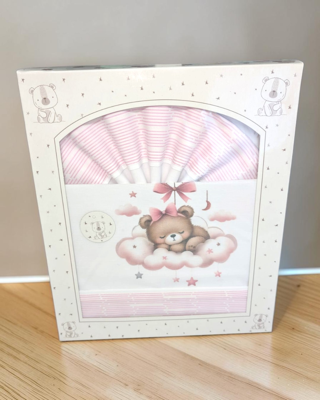 Conjunto de roupa de bebé rosa e branco com padrão de urso e estrelas em caixa decorativa