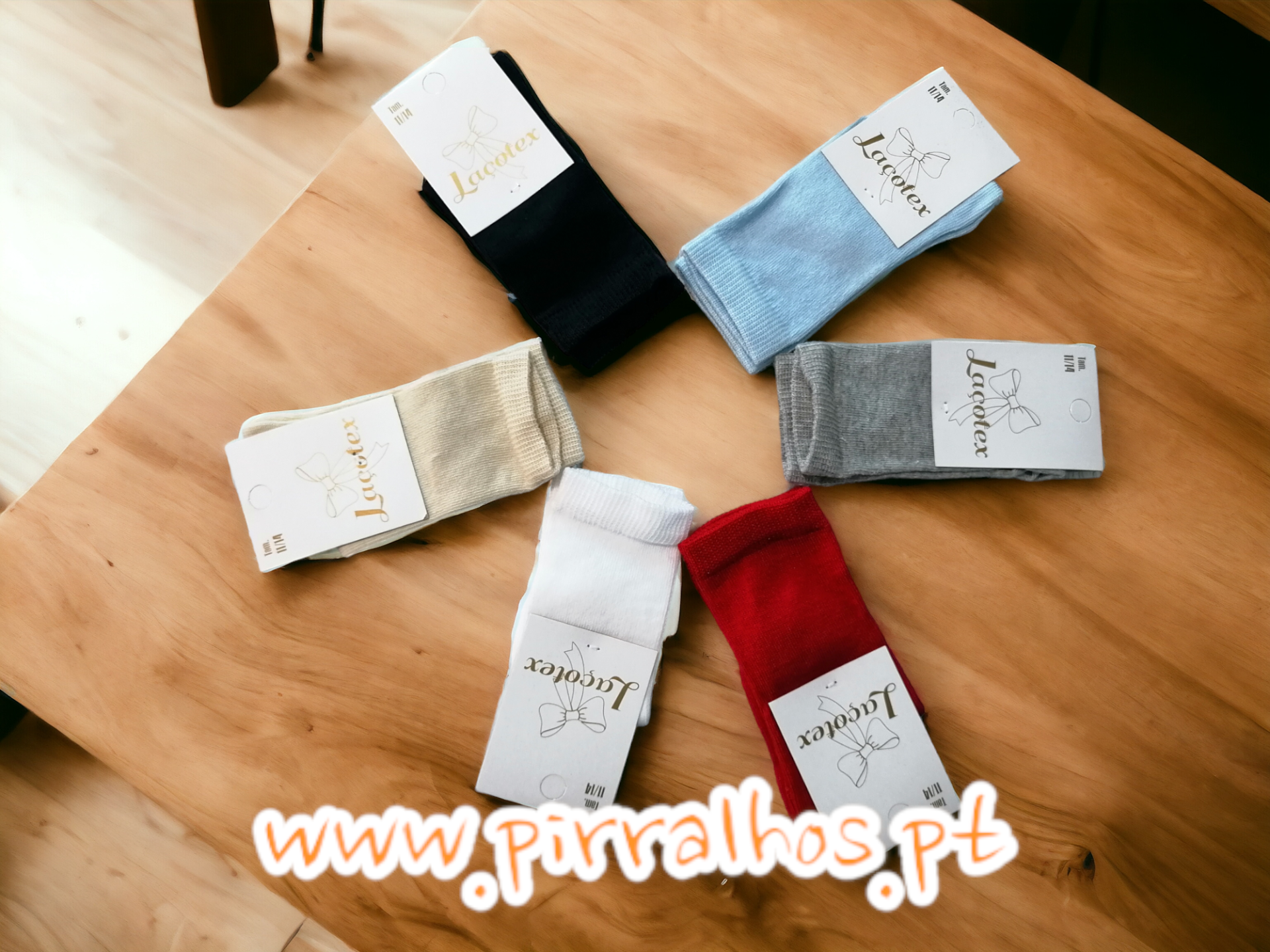 Cinco pares de meias de várias cores com etiquetas da marca Jorster sobre mesa de madeira