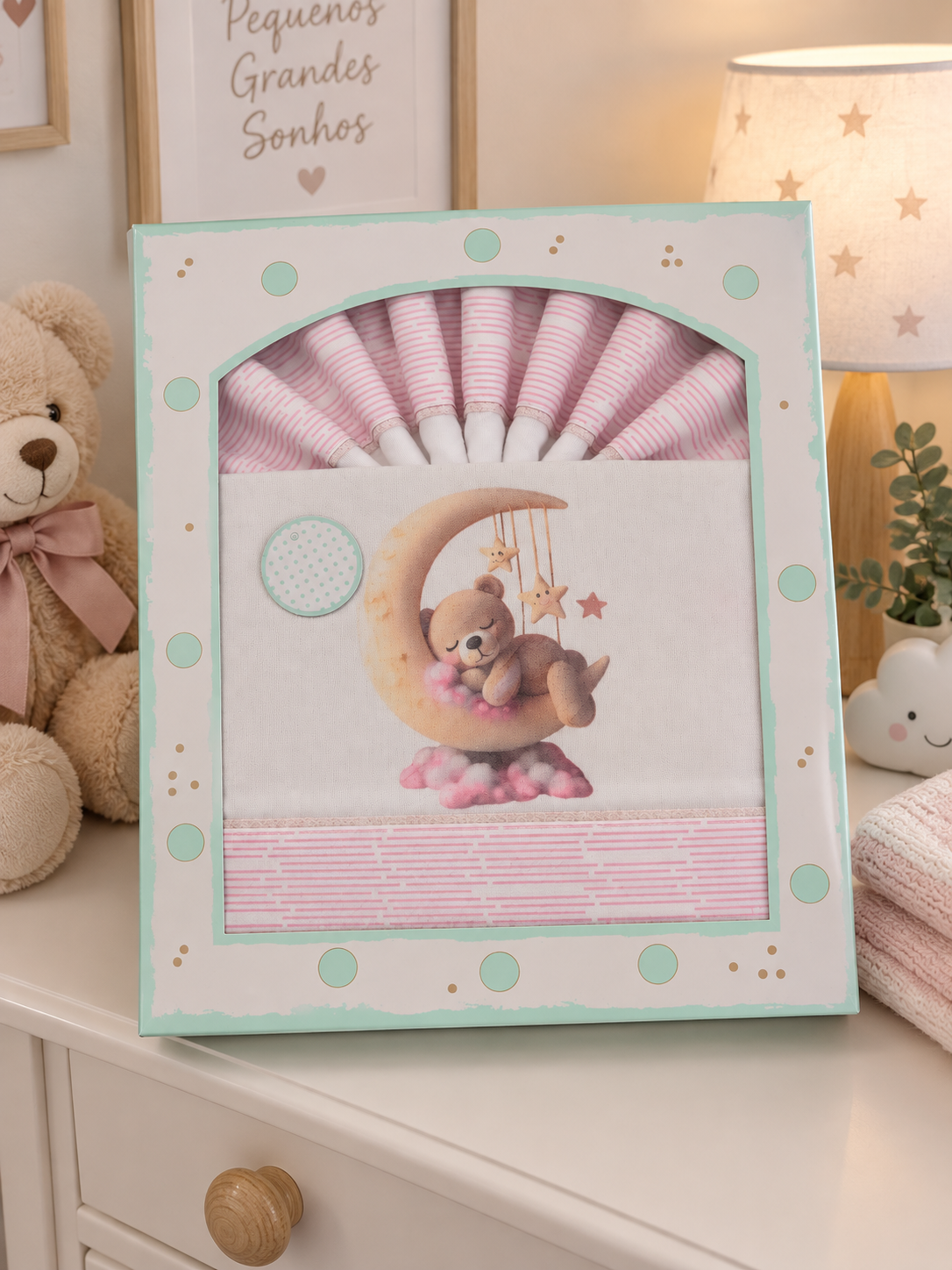 Conjunto de roupa de bebé rosa com ilustração de urso a dormir na lua em caixa decorada