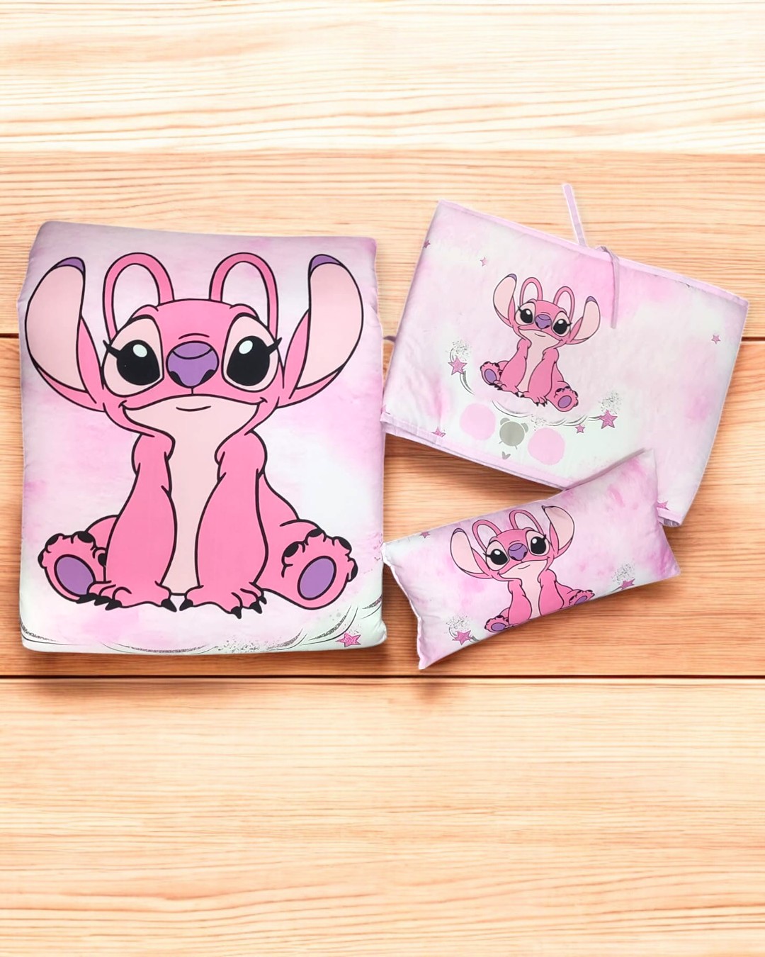 Conjunto de bolsas cor-de-rosa com personagem de desenho animado.