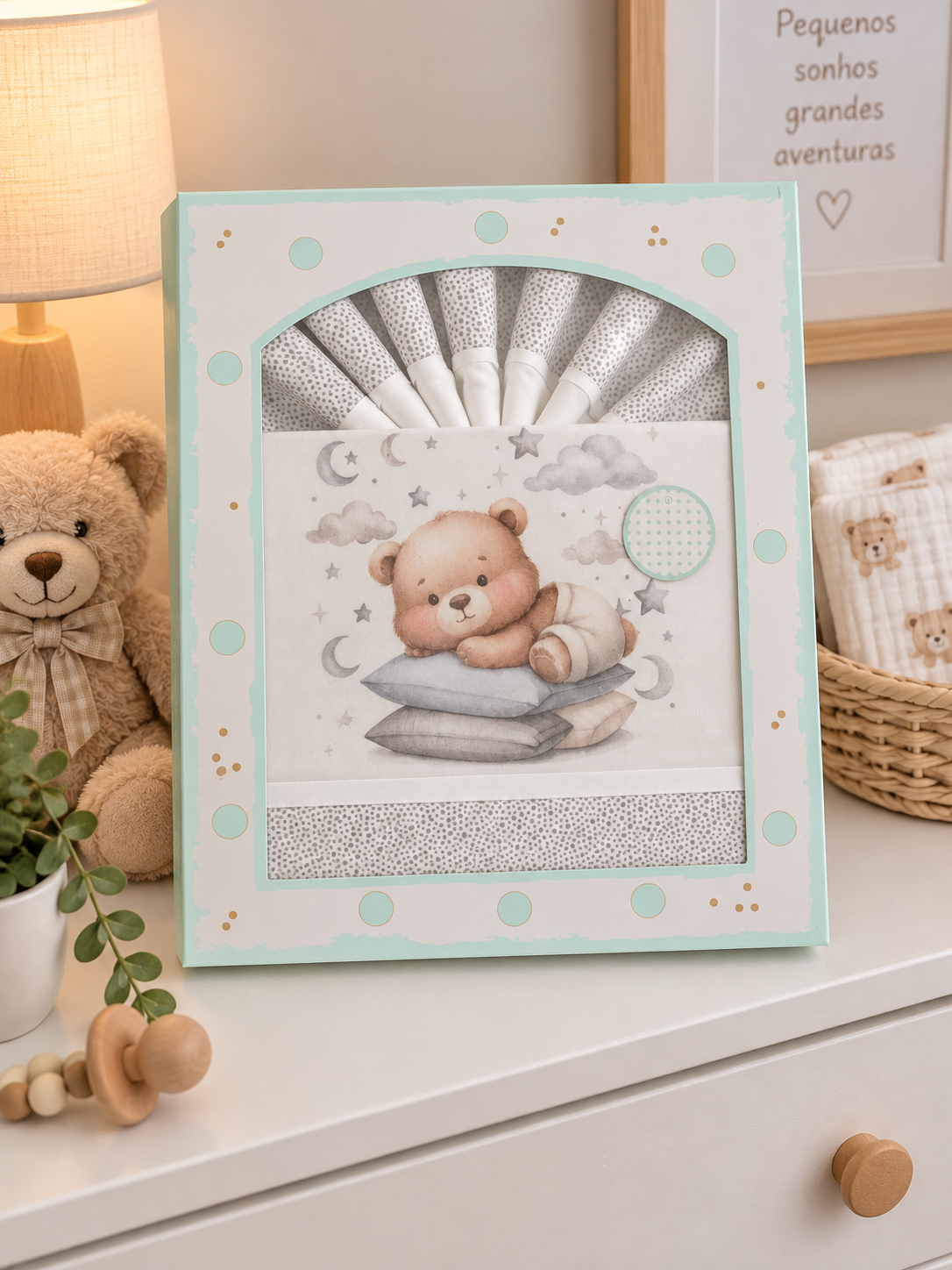 Conjunto de fraldas para bebé com desenho de urso em embalagem decorativa.