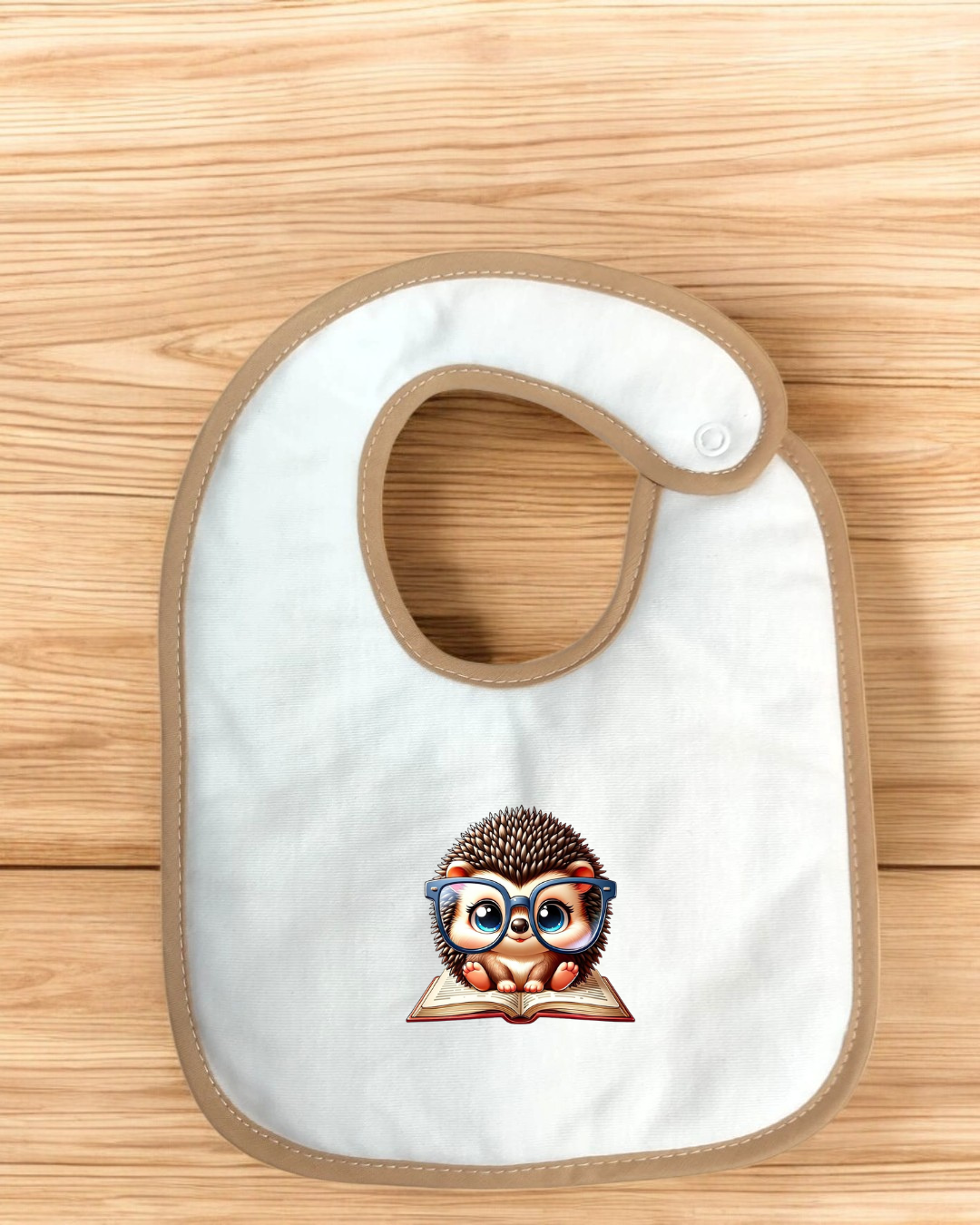 Babete branco com estampagem de ouriço com óculos e livro