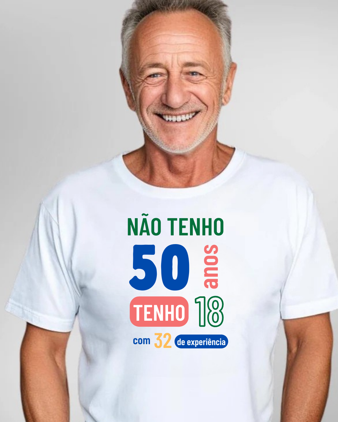 Homem idoso a sorrir com t-shirt branca com texto colorido impresso em português.