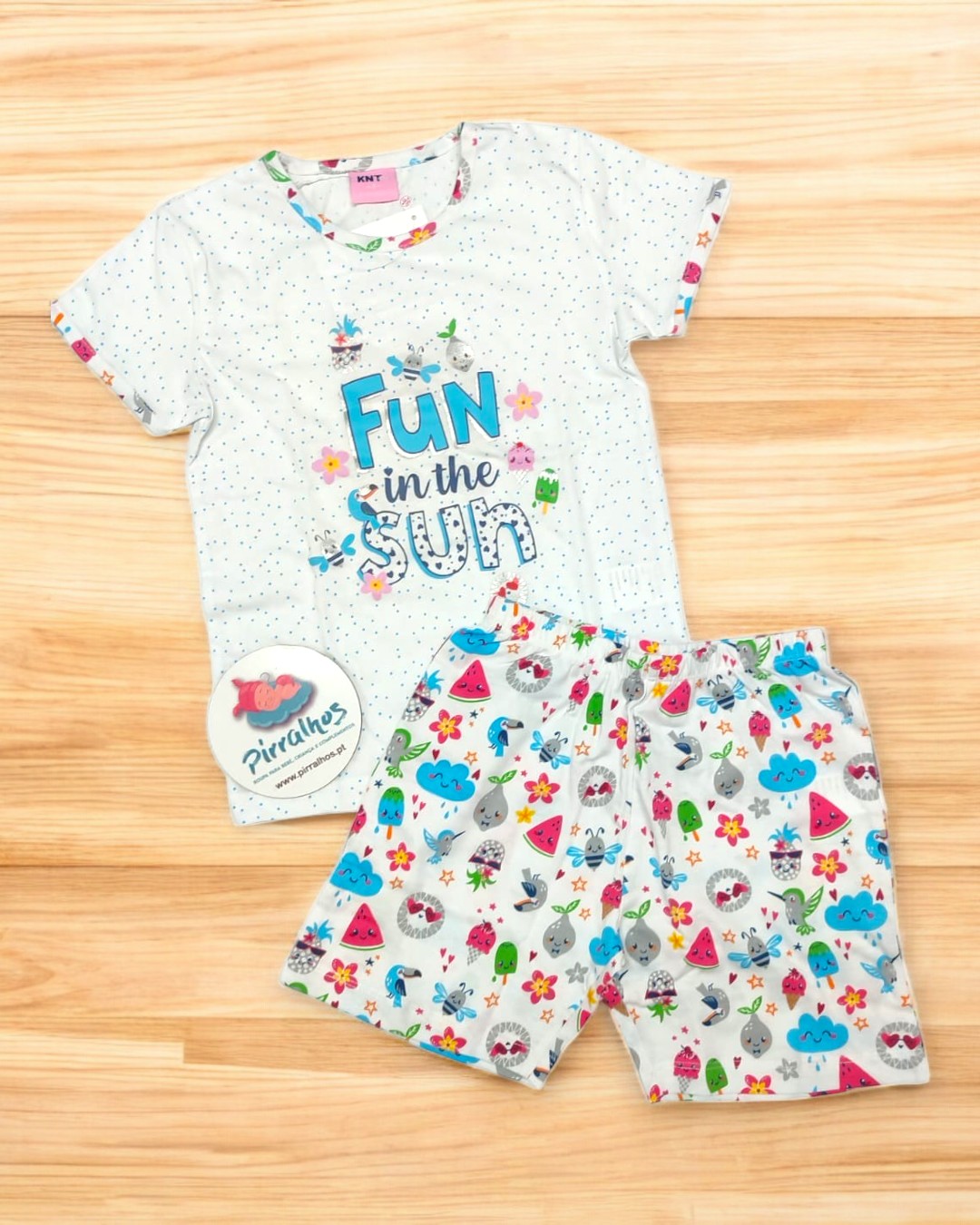 Conjunto infantil t-shirt e calções coloridos com estampado divertido