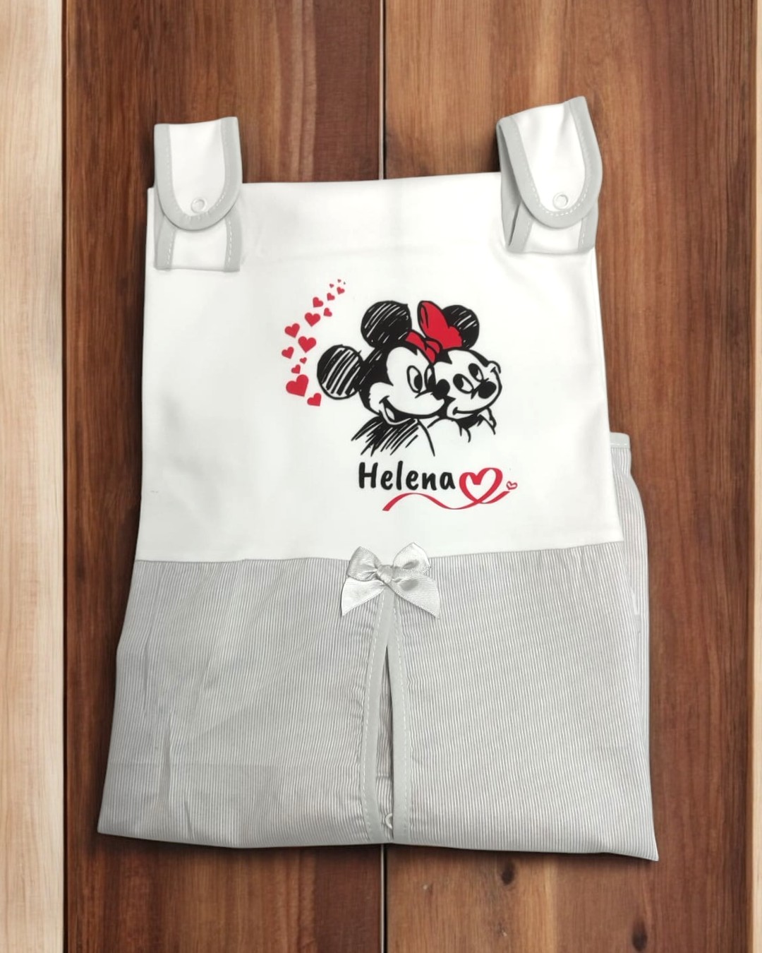 Bolsa de tecido branca e cinza com estampa de Mickey e Minnie e nome Helena