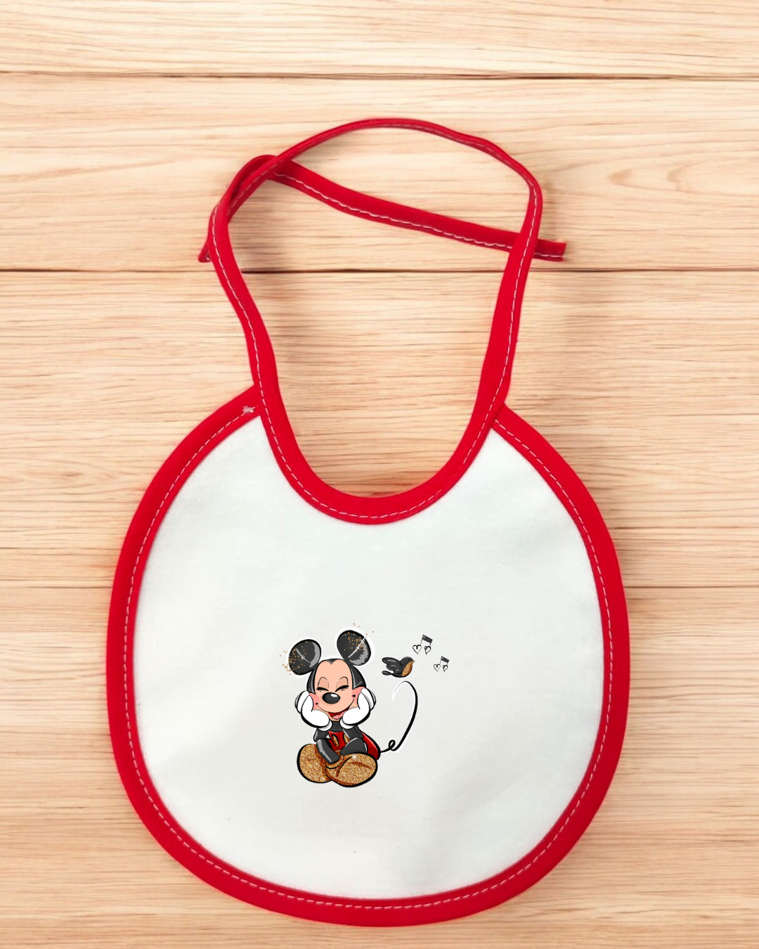 Babete branco e vermelho com desenho de Mickey Mouse a cantar