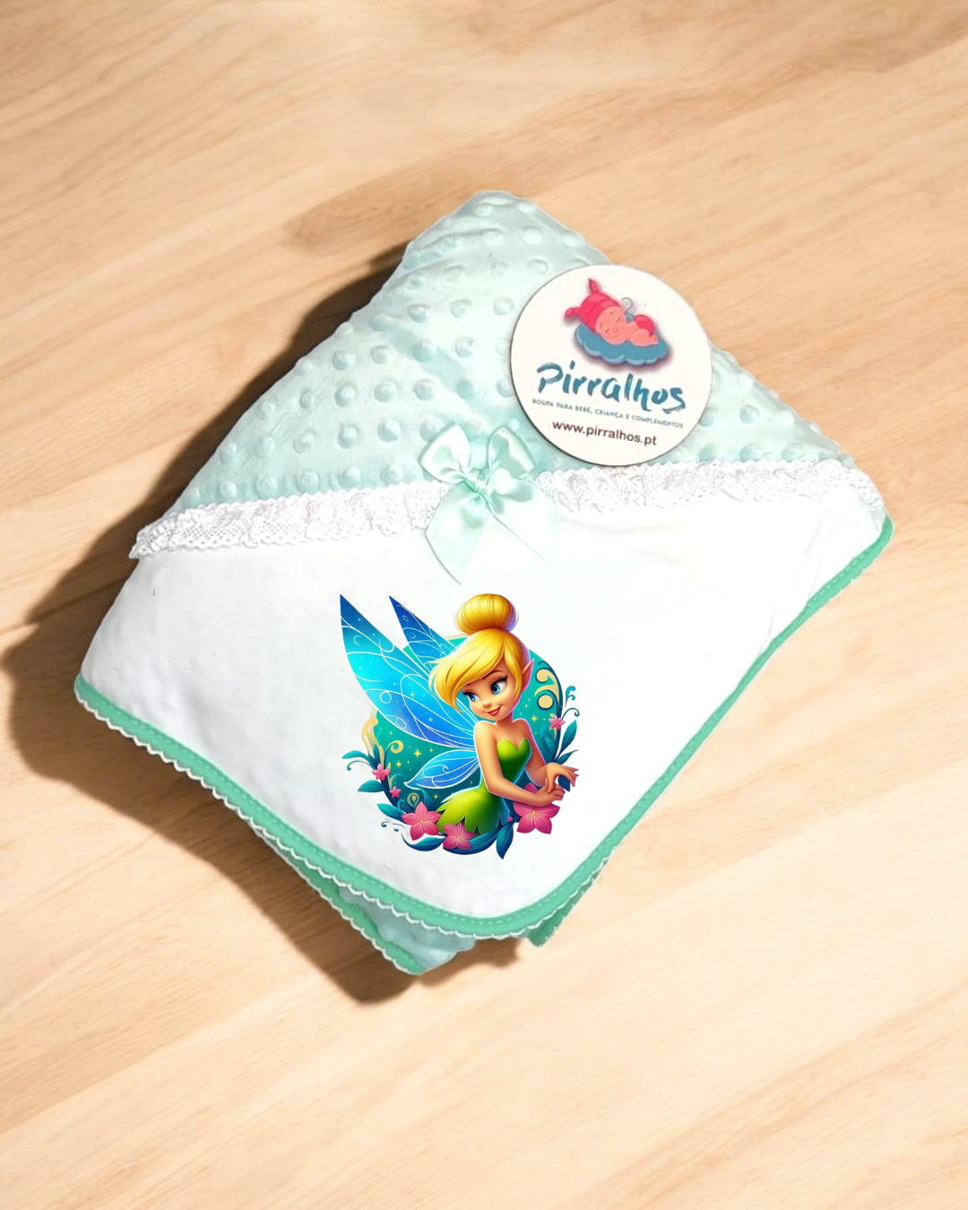 Manta azul claro e branca para bebé com fada colorida e etiqueta Pirralhos