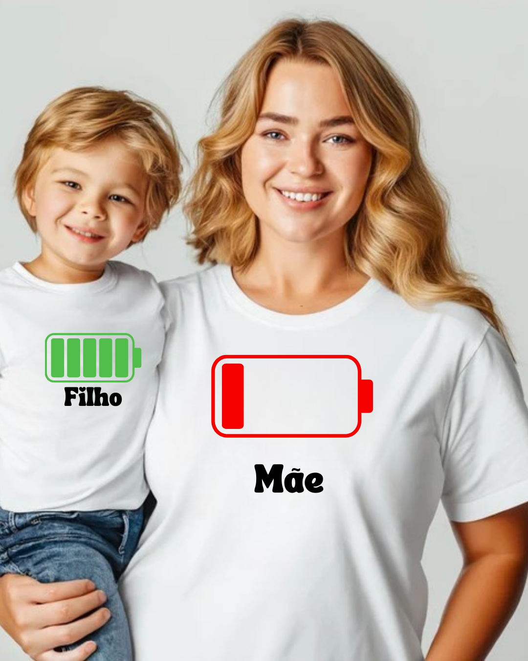 Camisetas brancas para mãe e filho com gráficos de baterias e texto