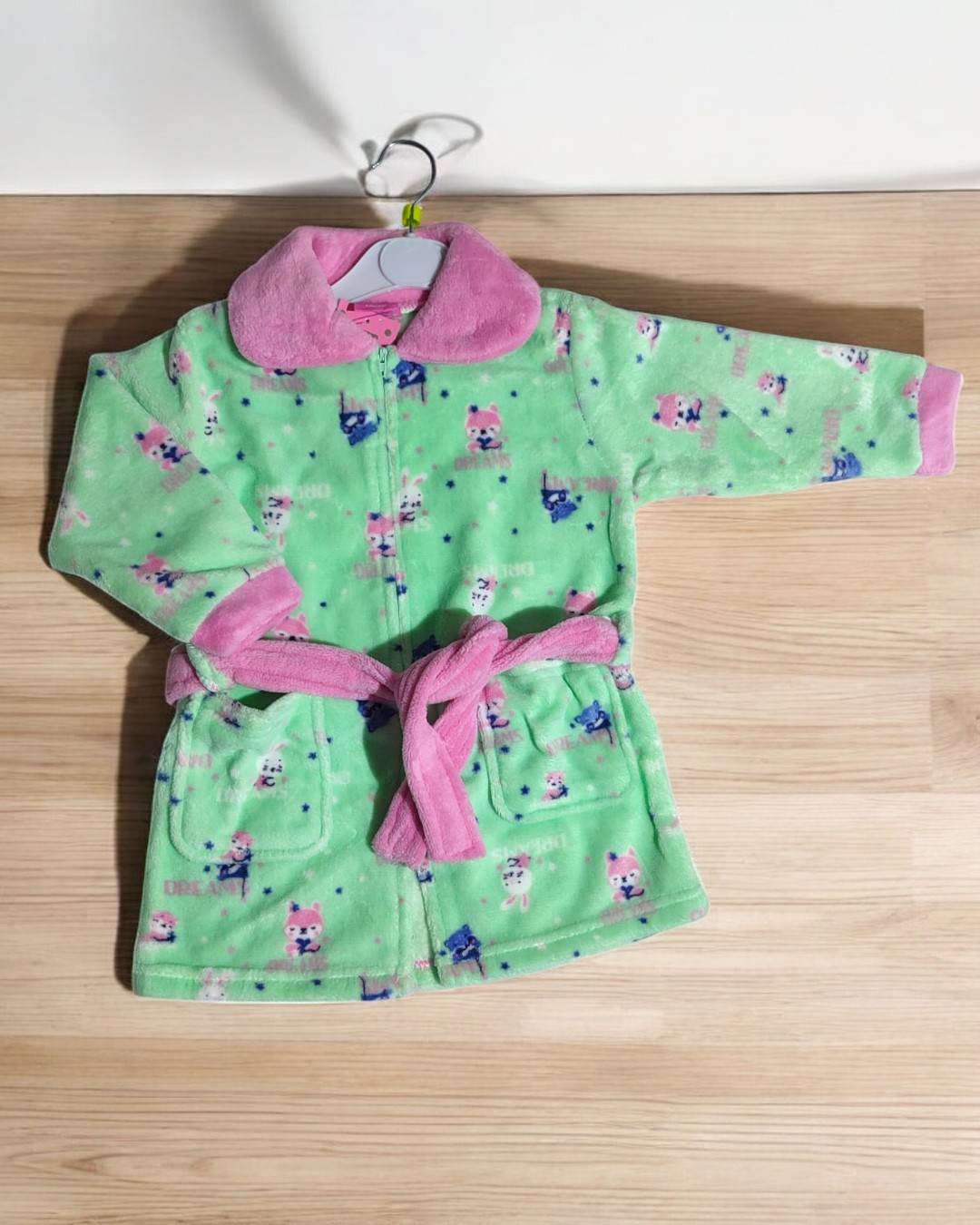 Casaco felpudo verde para criança com estampas e detalhes rosa