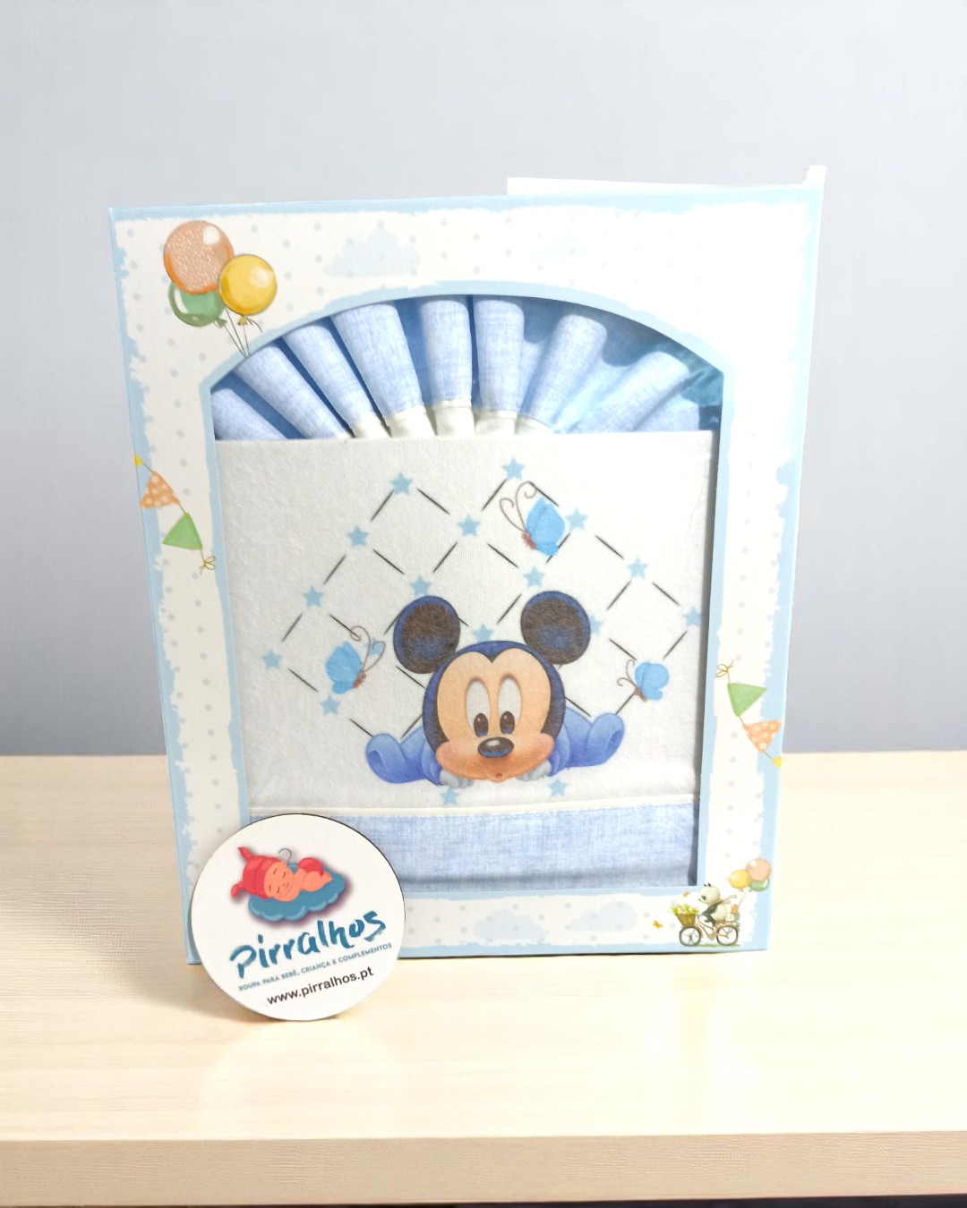 Conjunto de tecido azul claro com estampa de Mickey Mouse em caixa decorativa