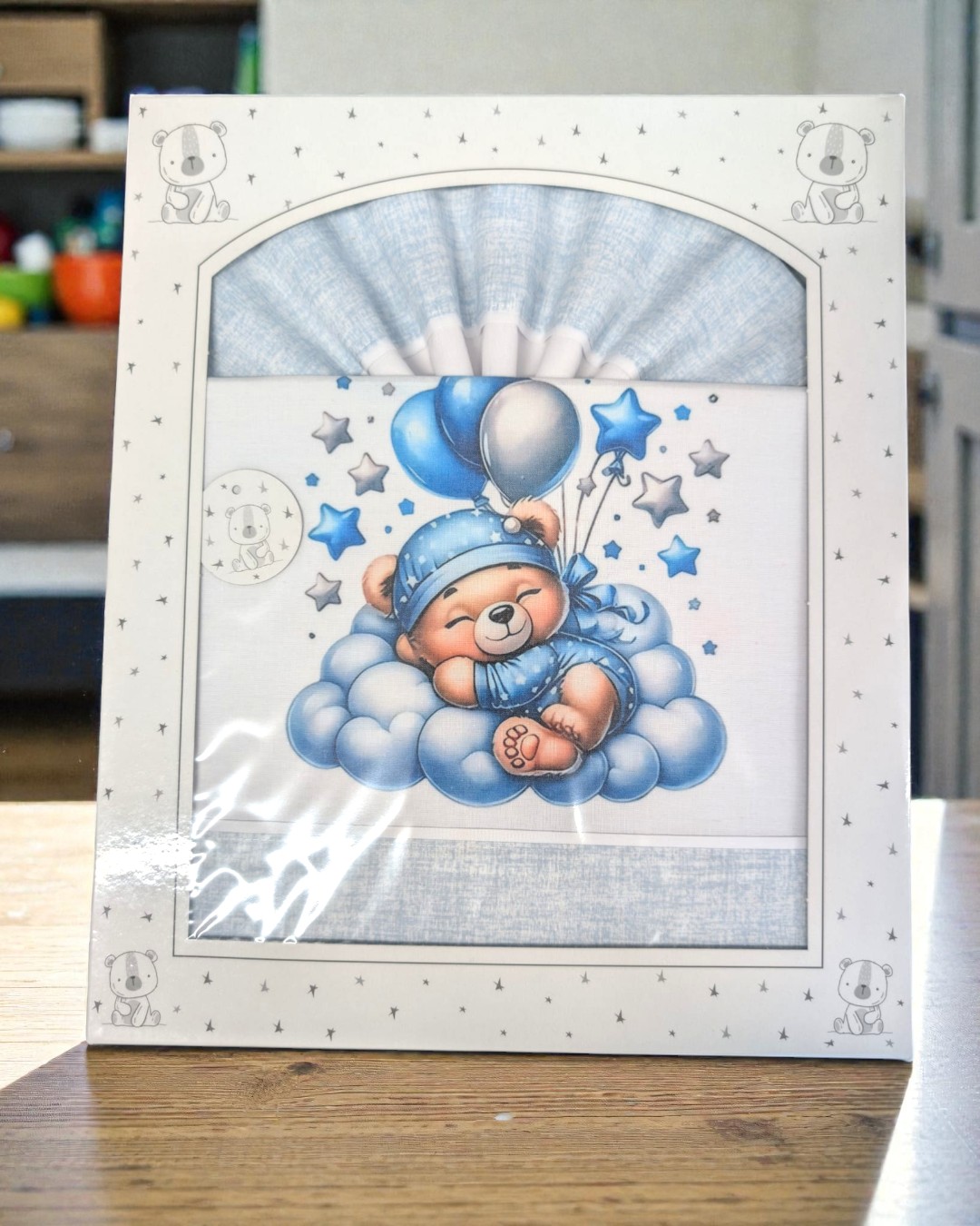 Jogo de roupa de cama infantil azul com ursinho em nuvens azuis e balões