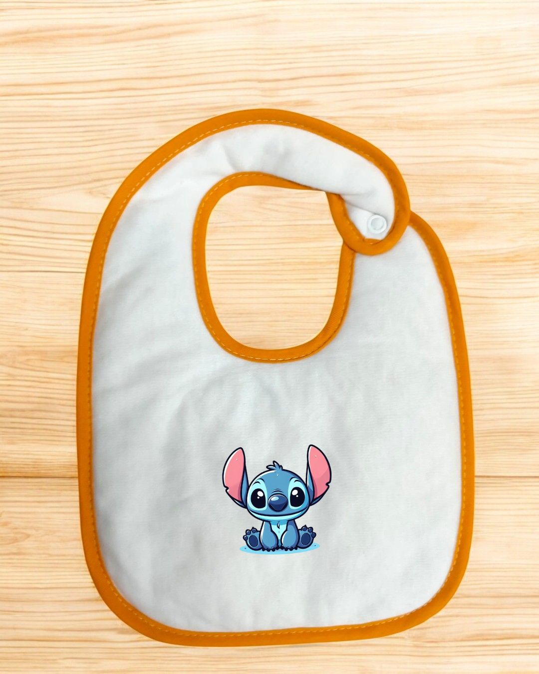 Babete branco com borda laranja e estampa do personagem Stitch azul