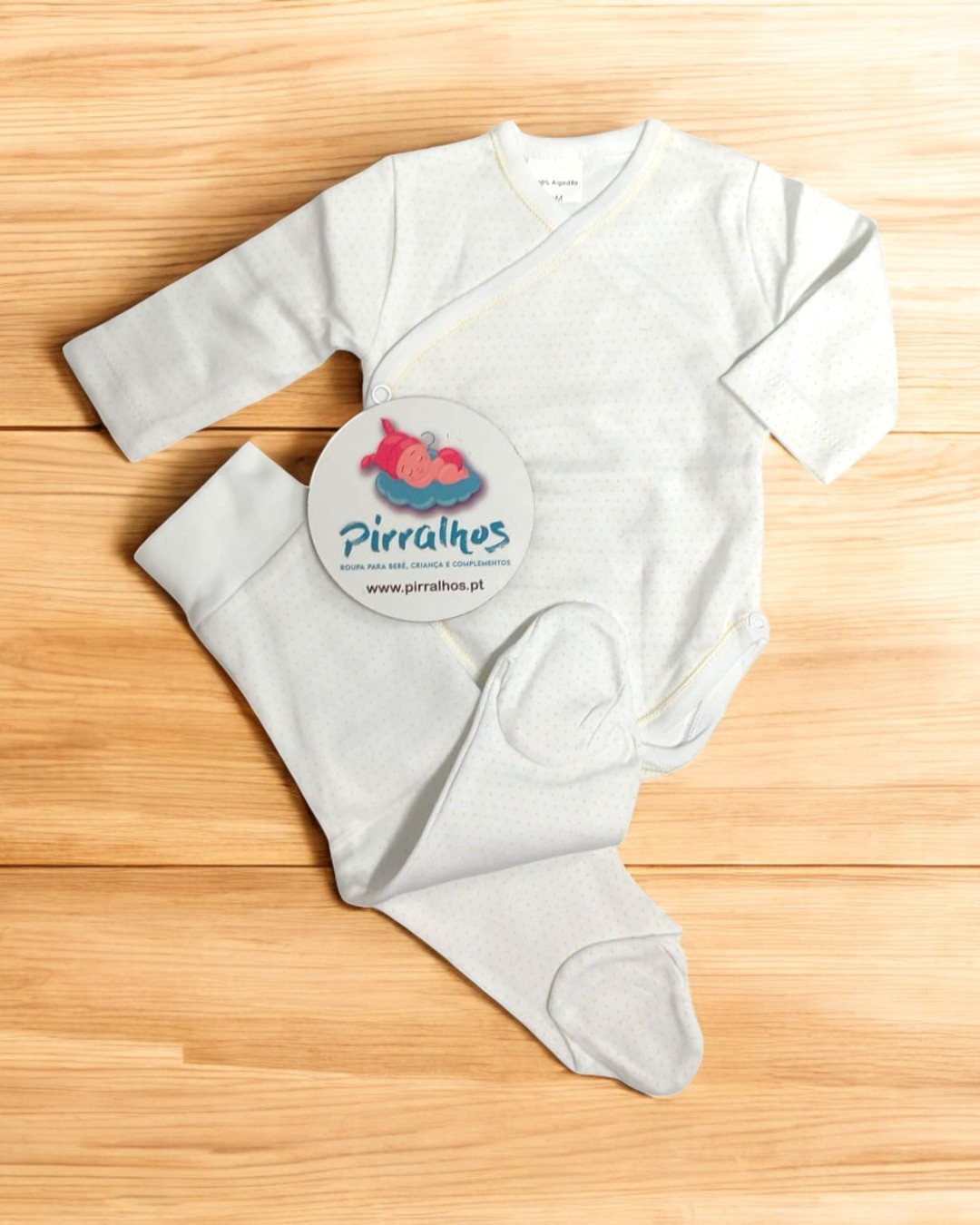 Conjunto de roupa de bebé branco com padrão subtil e sapatinhos integrados