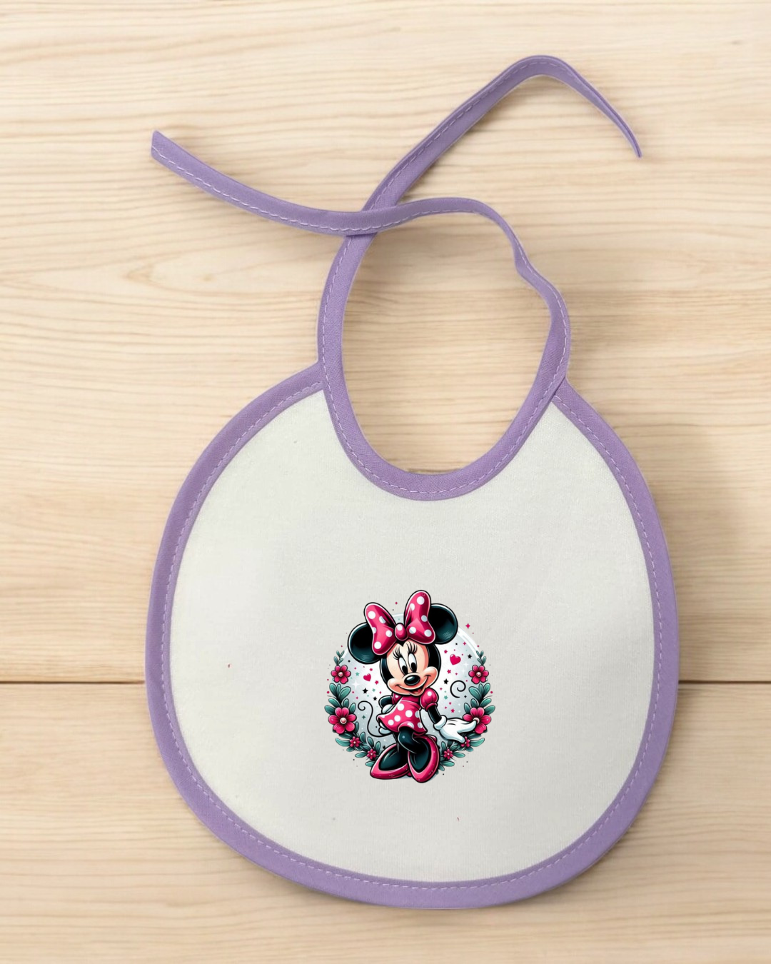 Babete de bebé branco com bordas lilás e imagem da Minnie Mouse