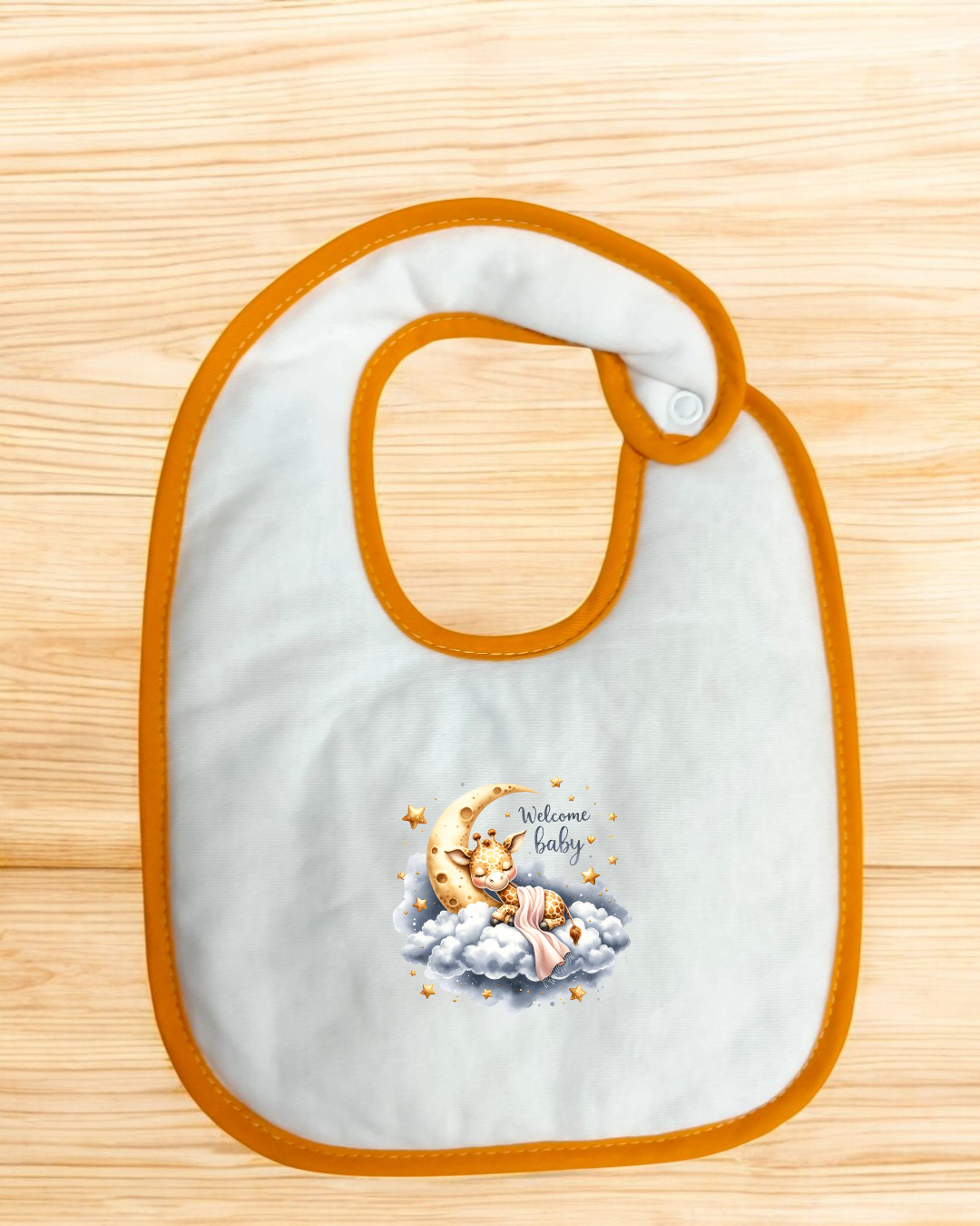 Babete branco com borda laranja e desenho de raposa e criança na lua com texto