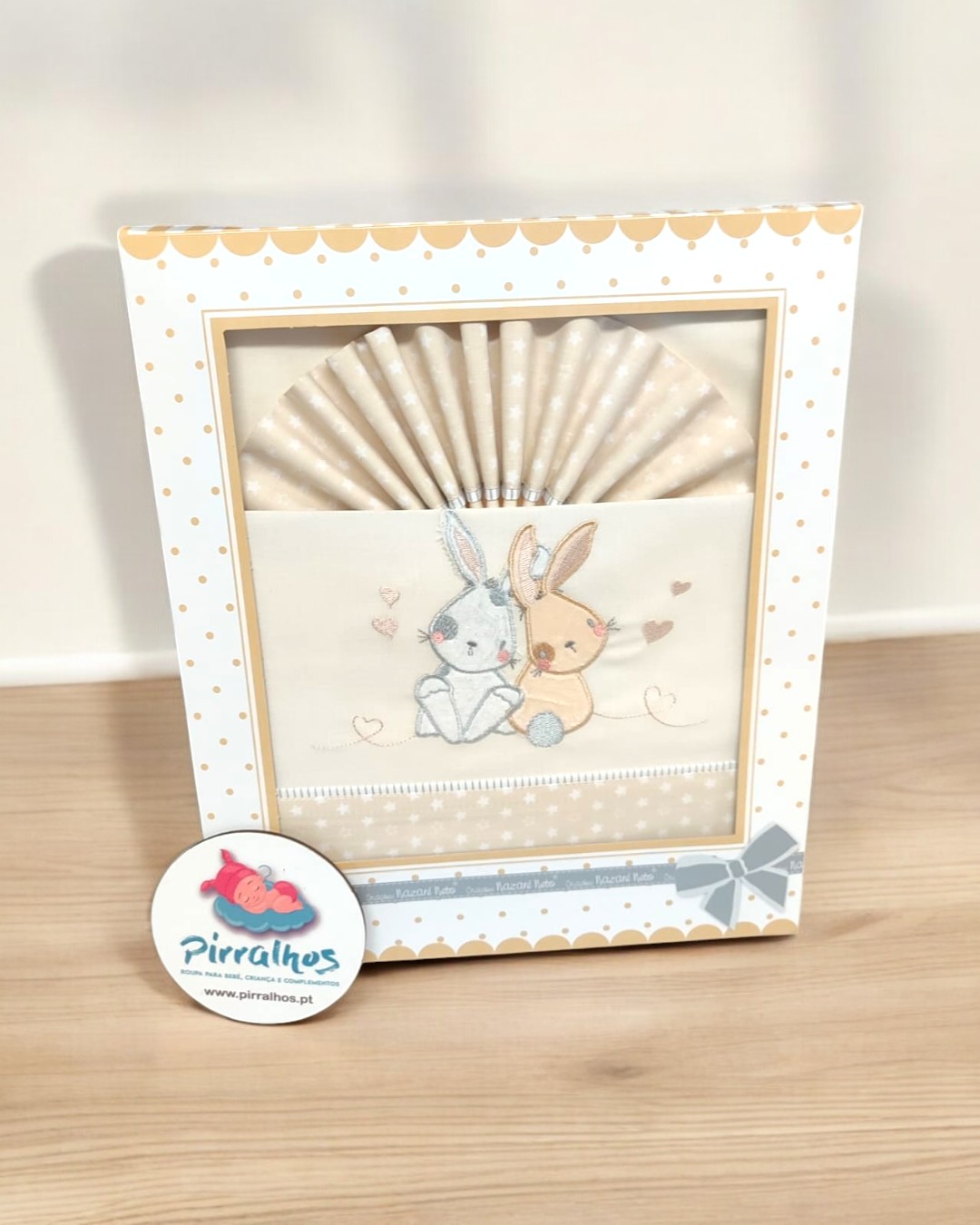 Caixa decorativa com toalha bordada de coelhos e etiqueta de marca