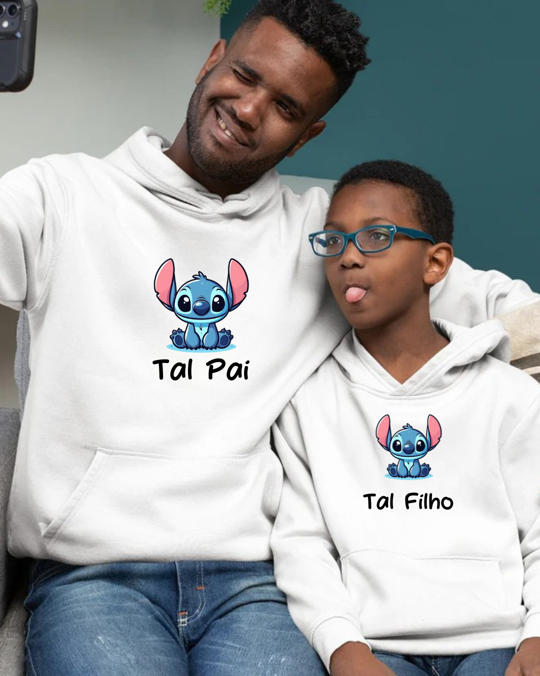 Duas pessoas com sweats brancas estampadas com personagem Stitch e textos 'Tal Pai' e 'Tal Filho'