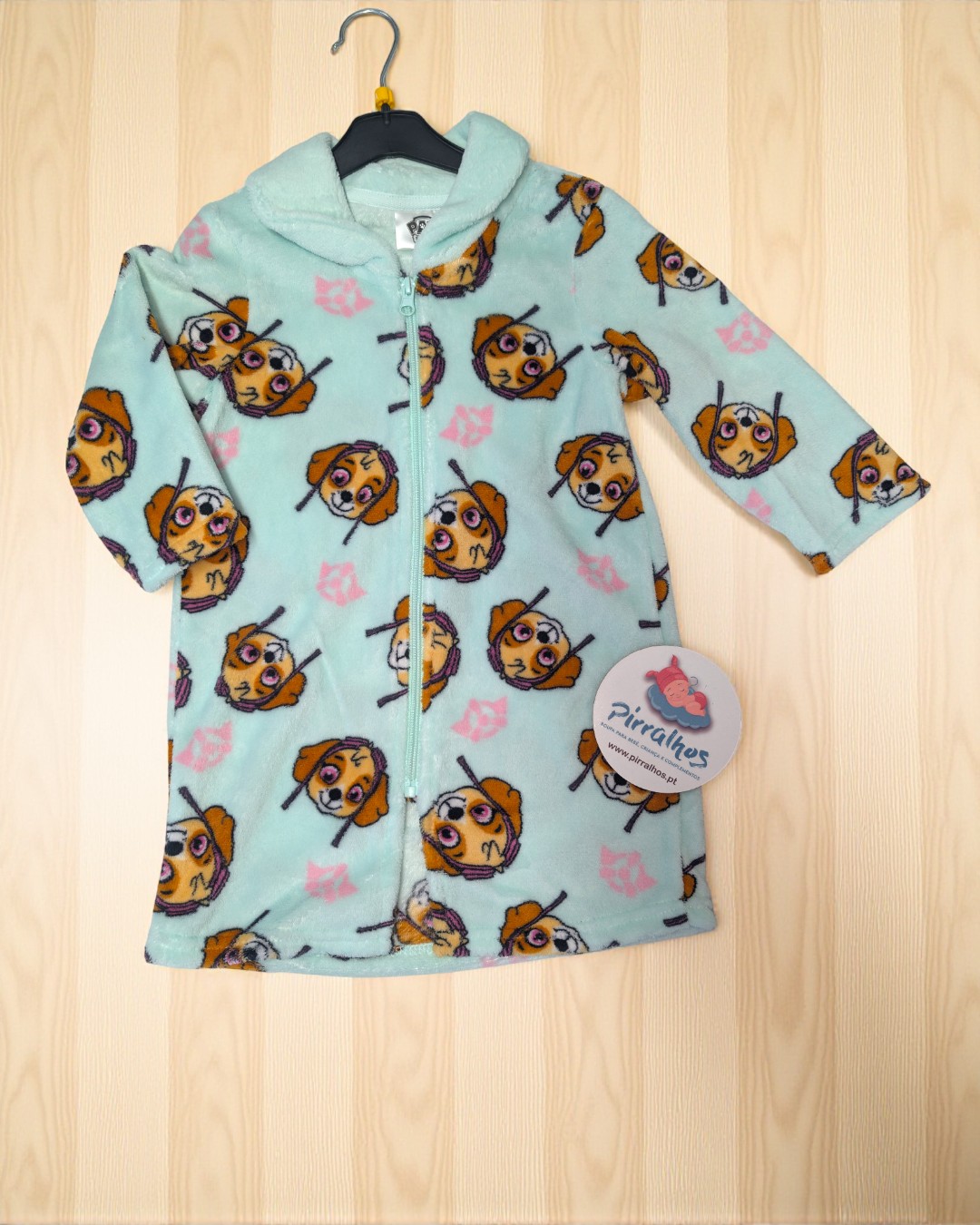 Vestido azul claro para criança com padrão de cães animados e etiqueta redonda
