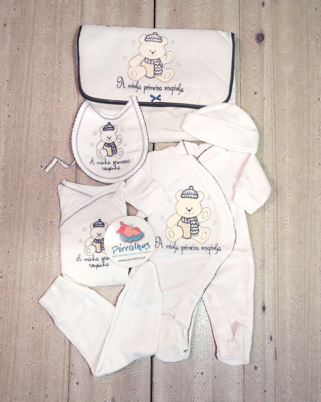 Conjunto de roupa branco para bebé com ursinho bordado e bolsa