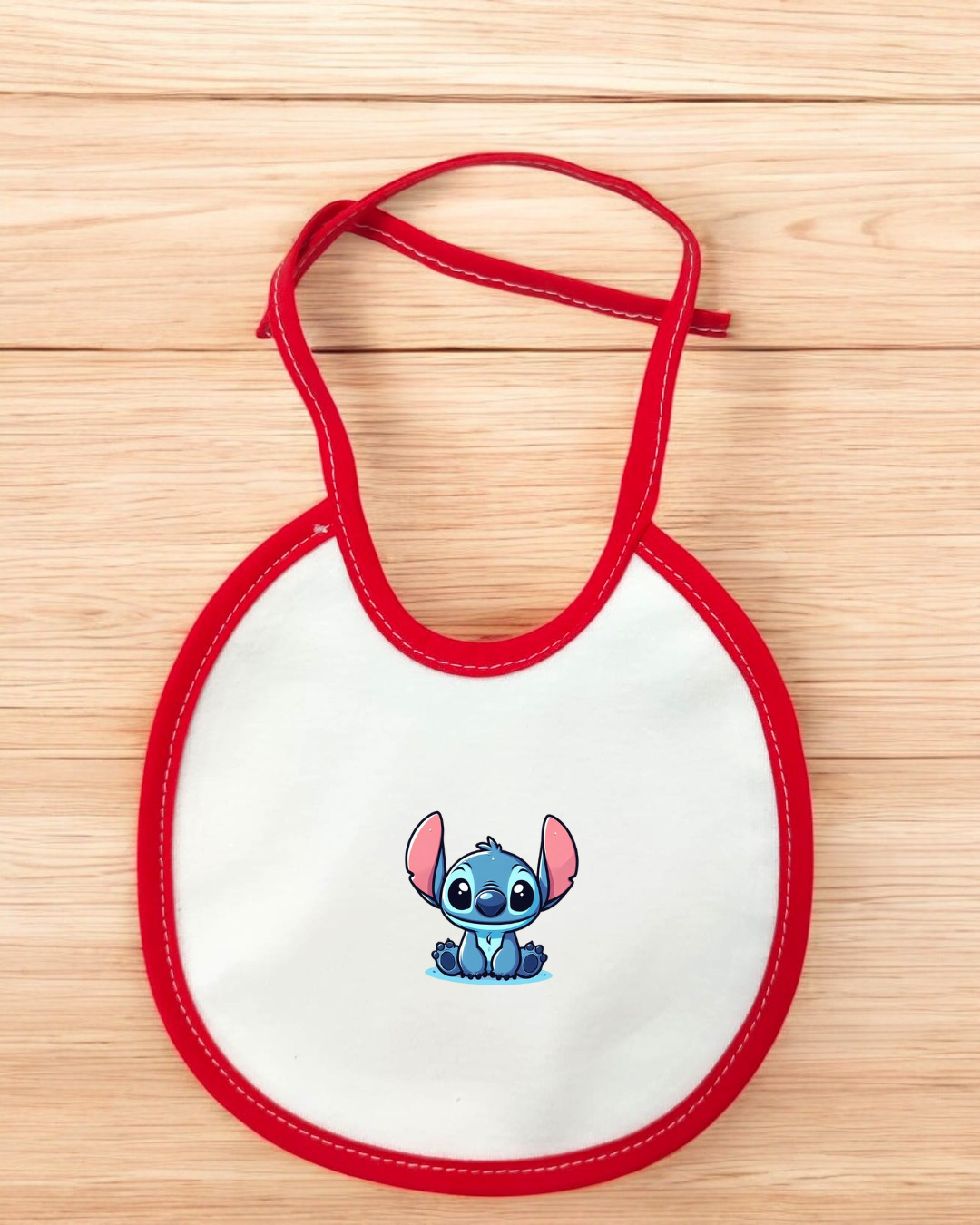 Babete branco com bordas vermelhas e desenho do Stitch