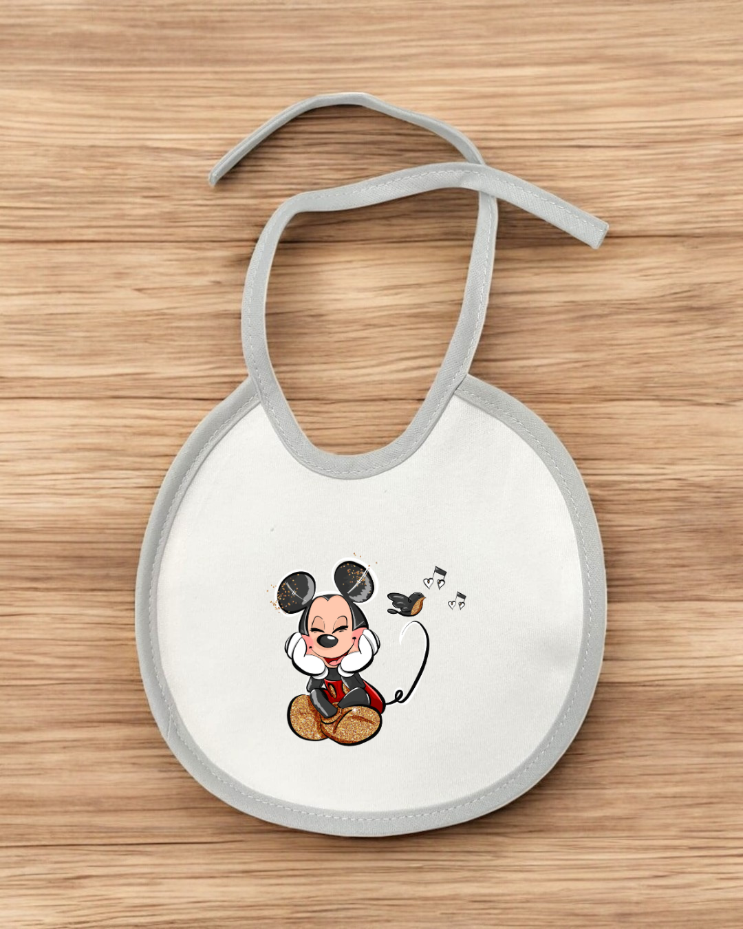 Babete para bebé com imagem de rato Mickey feliz e borda cinza em fundo branco
