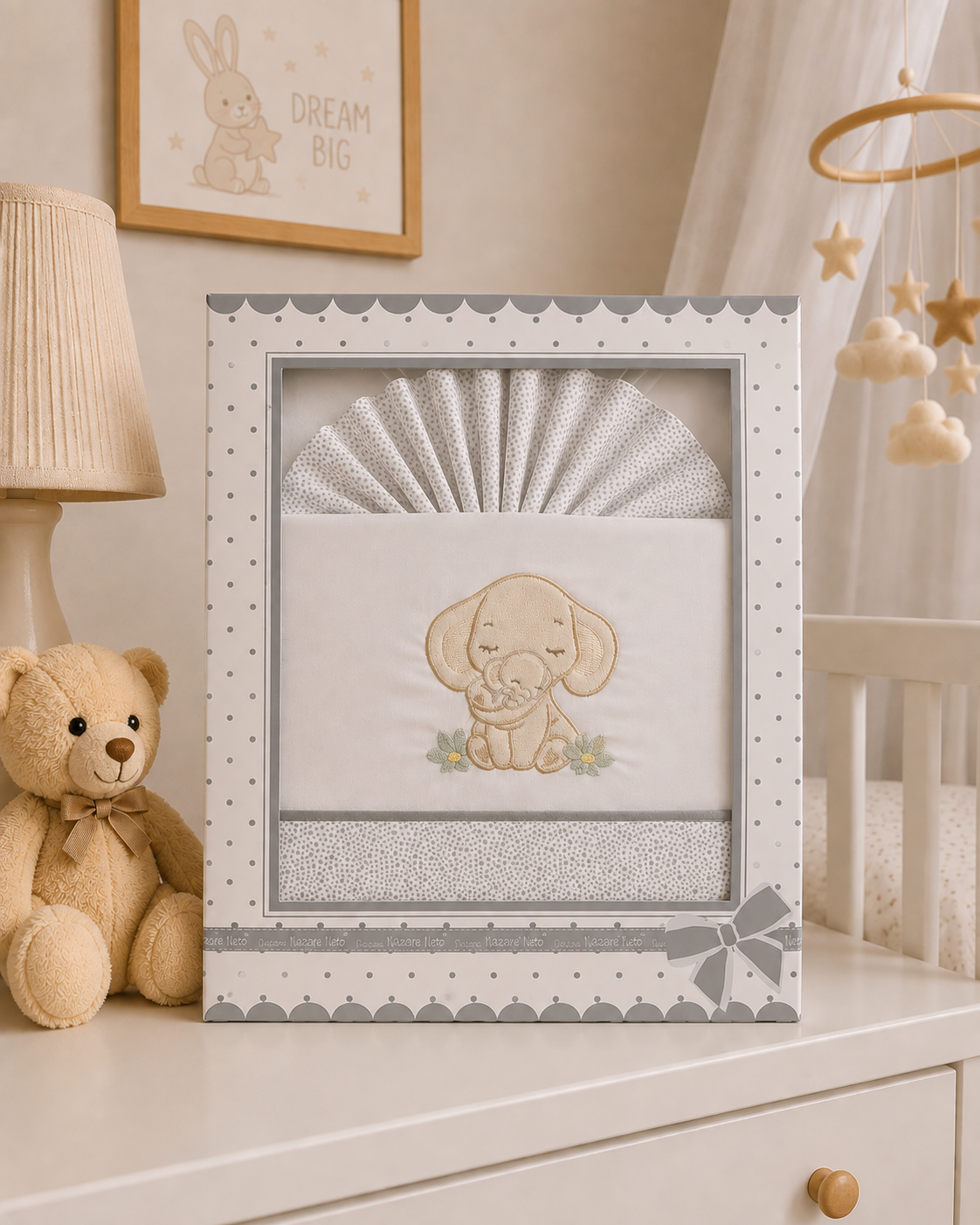 Conjunto de roupa de cama infantil com bordado de elefante em caixa decorativa.