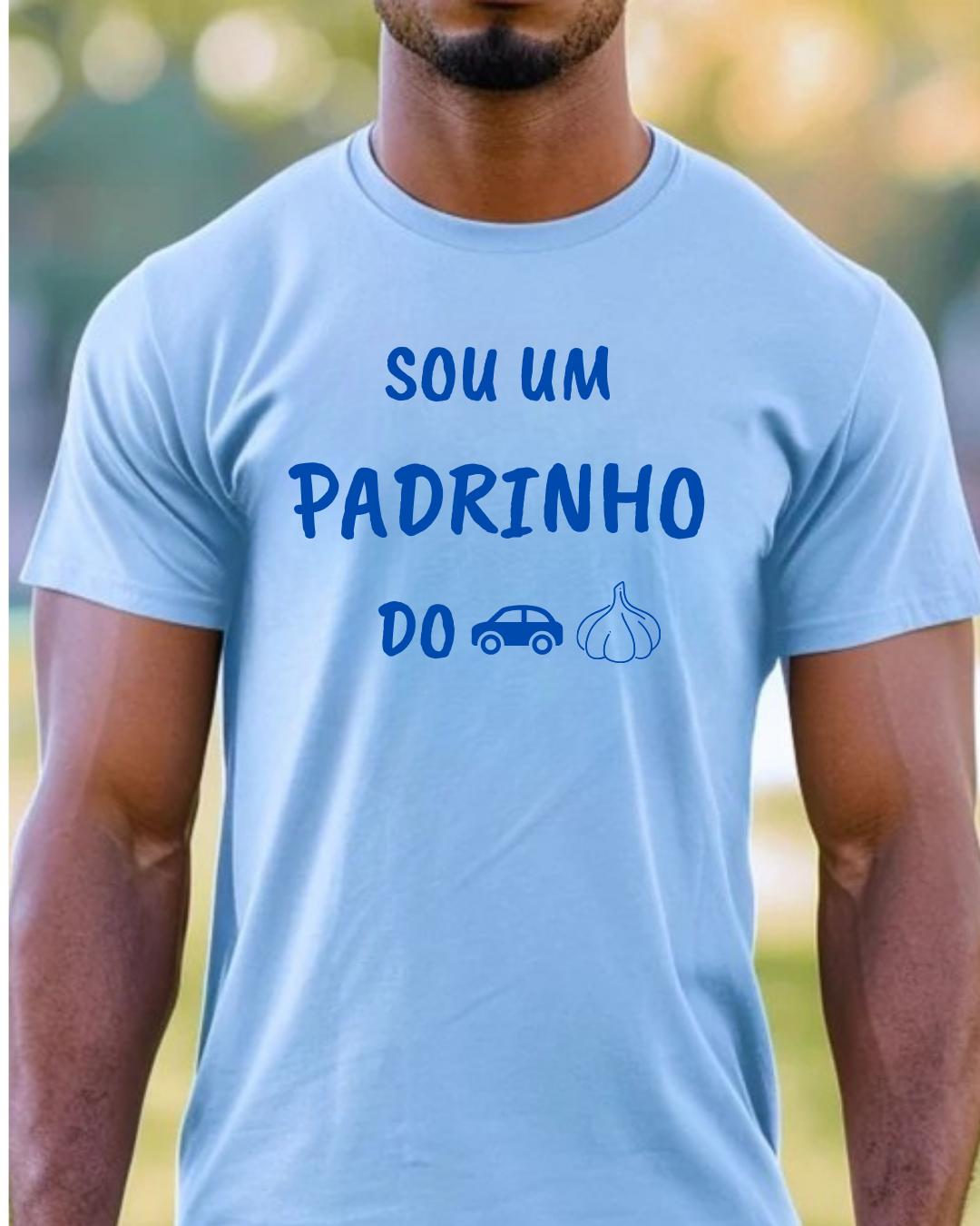 T-shirt azul clara com texto azul e ícones de carro e alho