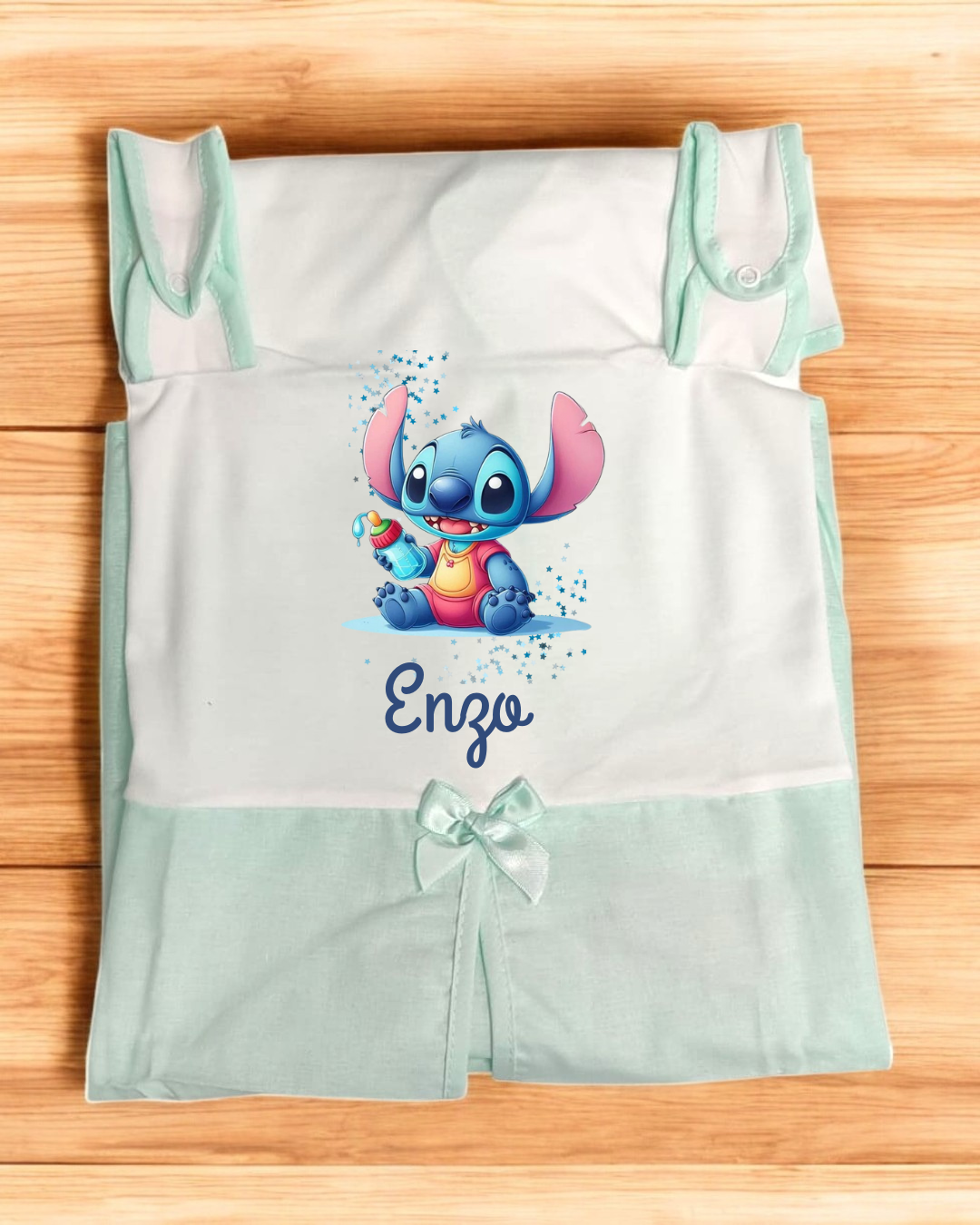 Body de bebé branco e verde claro com personagem Stitch e texto Enzo