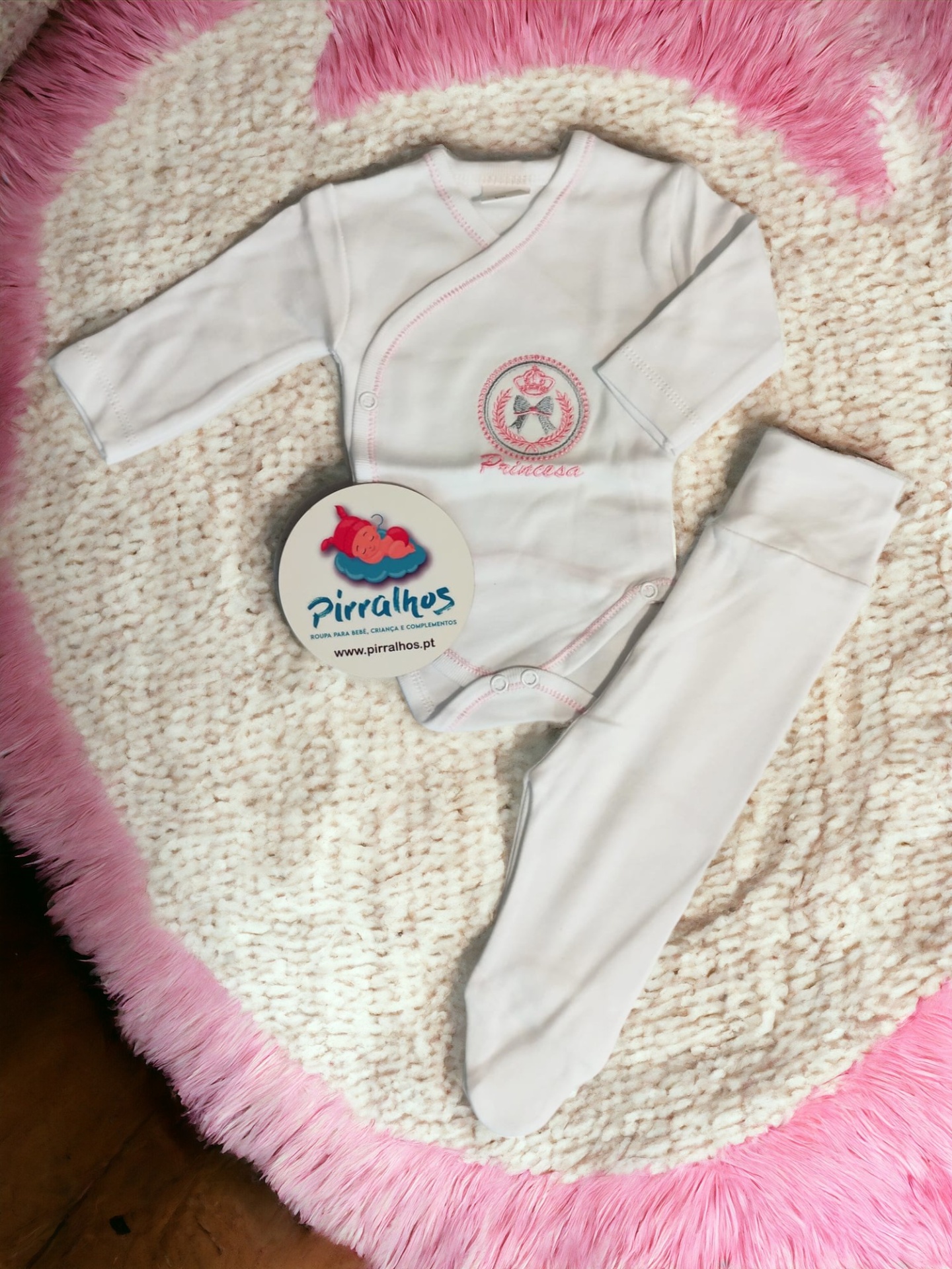 Roupa de bebé branca com bordado rosa de ursinho e texto Pirralhas
