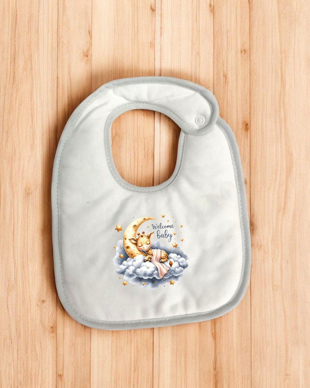 Babete branco com borda cinzenta e ilustração de girafo a dormir numa nuvem com texto