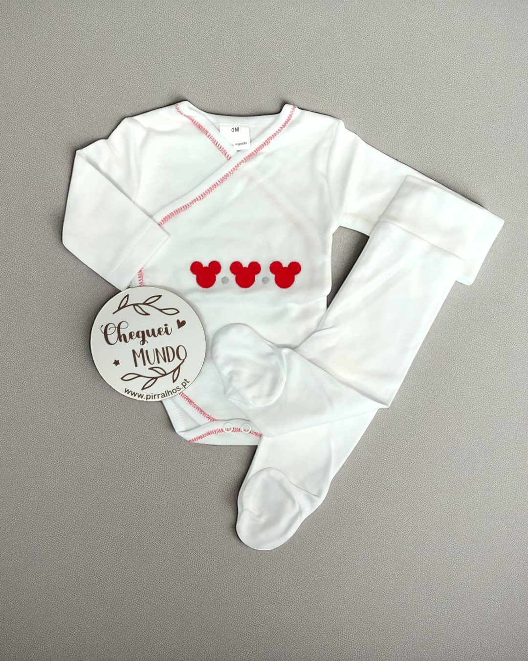 Conjunto de bebé branco com silhuetas vermelhas de Mickey Mouse