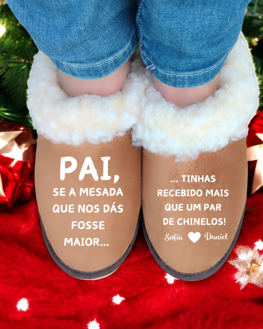 Chinelos castanhos com pêlo branco e texto em branco, usados por criança com jeans, em tapete vermelho