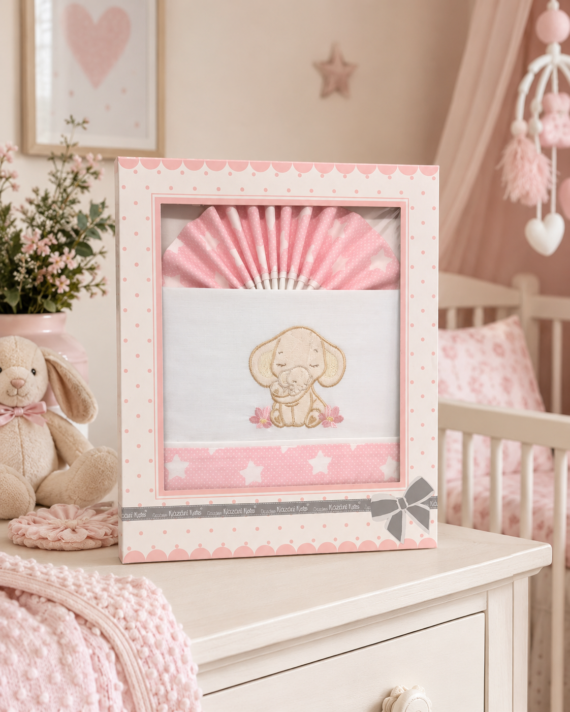 Conjunto de roupa de cama infantil rosa com bordado de elefantes em embalagem rosa