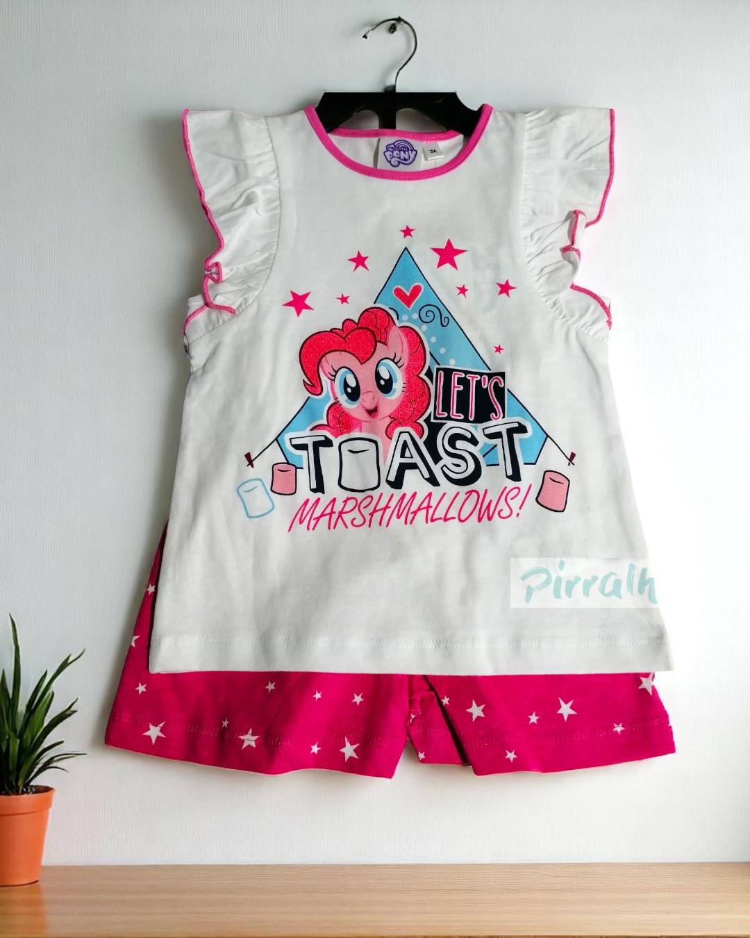 Conjunto infantil t-shirt branca com estampa colorida e calções rosa com estrelas brancas