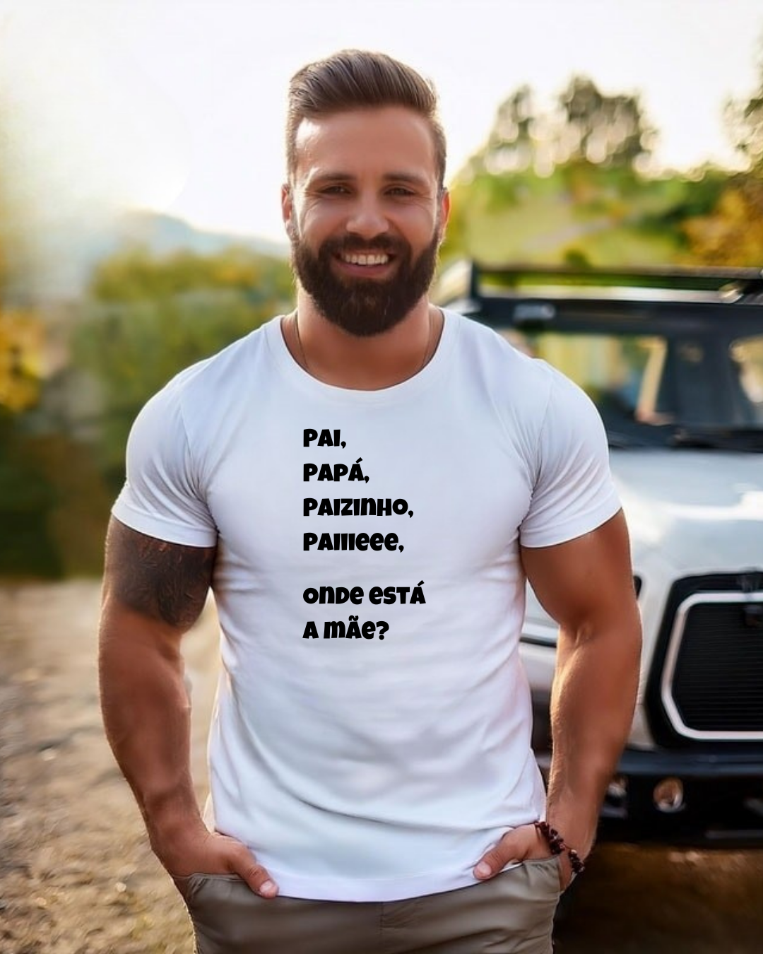 Homem com camiseta branca com texto preto em ambiente exterior junto a veículo.