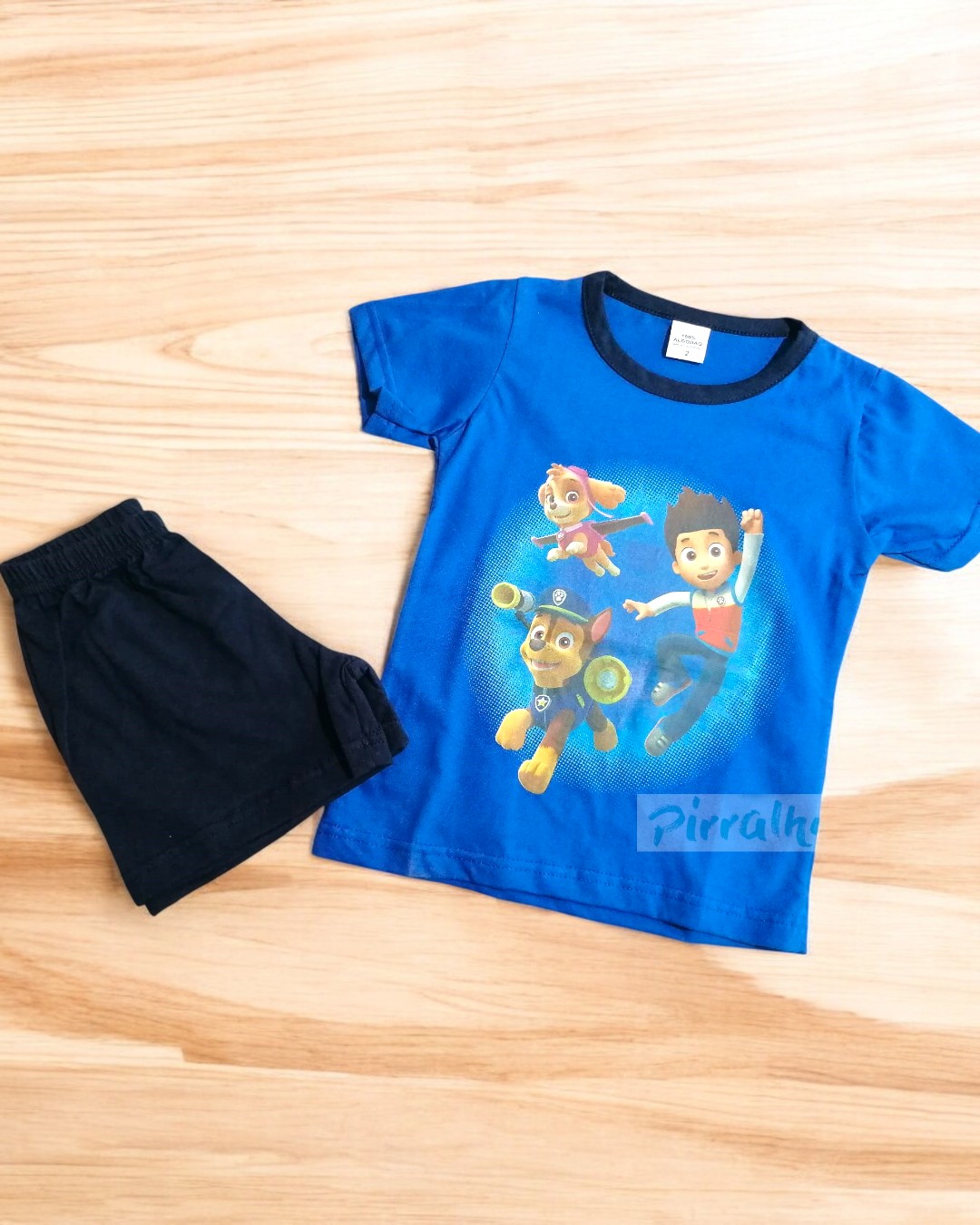 Conjunto roupa infantil azul com estampa da Patrulha Pata e calções pretos