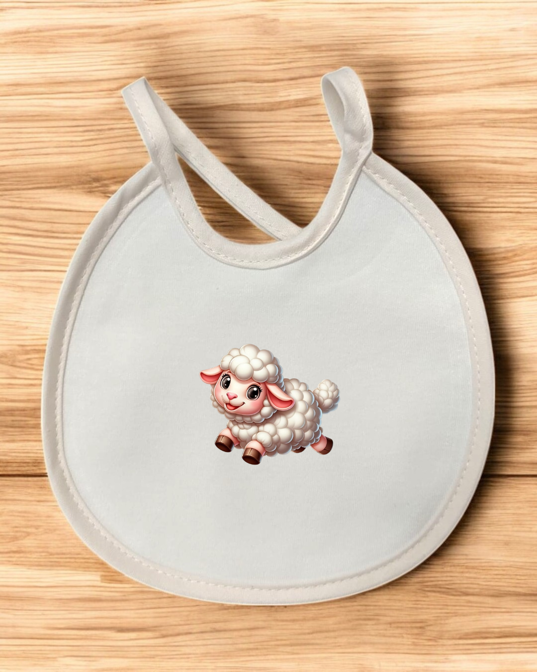 Babete branco para bebé com desenho de ovelha caricata ao centro
