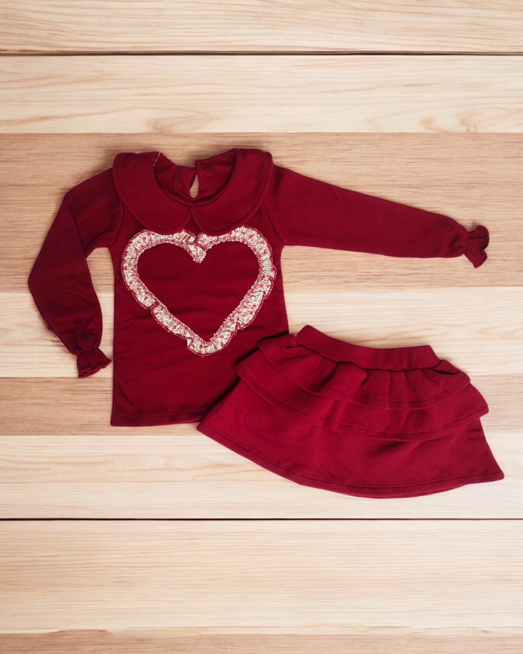 Conjunto de roupa infantil bordeaux com camisola de mangas compridas e saia com folhos