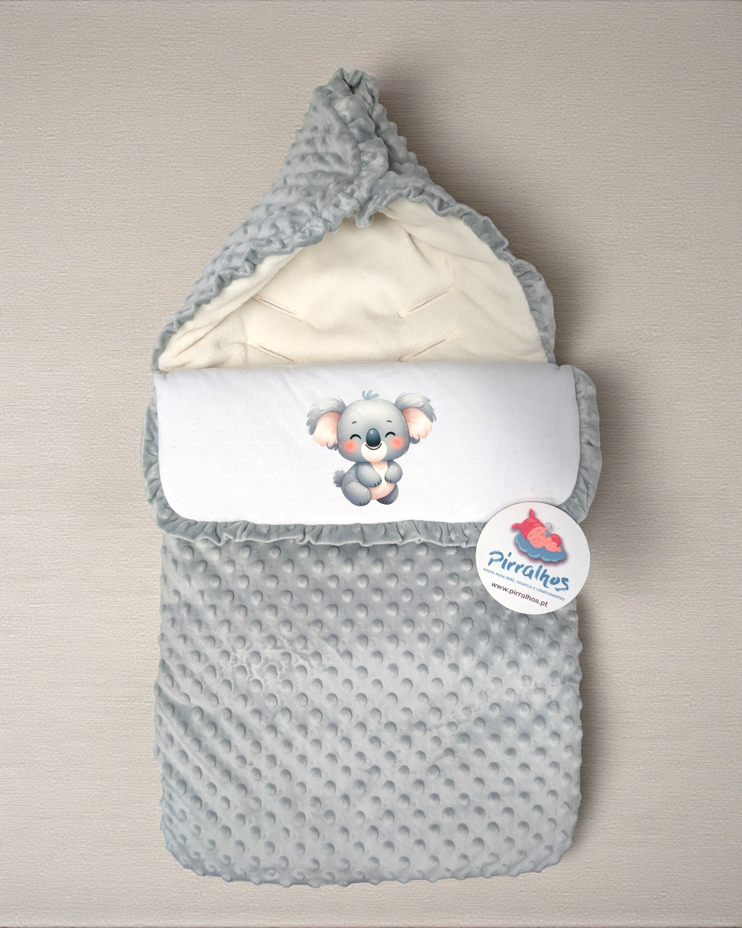 Saco de bebé cinza com textura de bolinhas e estampa de coala