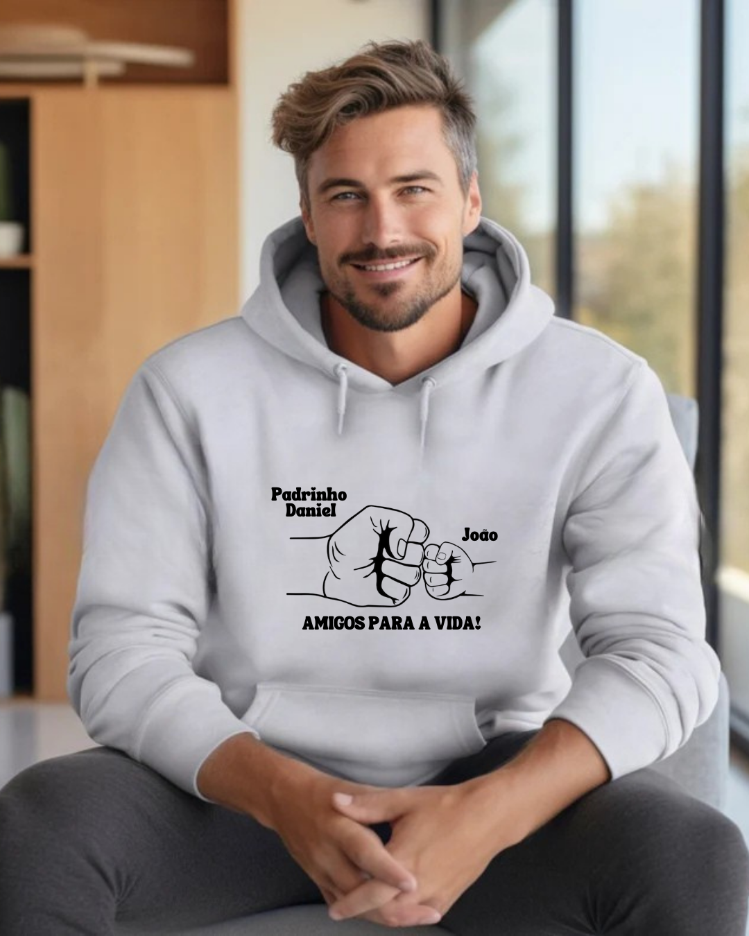 Homem com sweatshirt cinzenta com estampa preta de punhos e texto em português