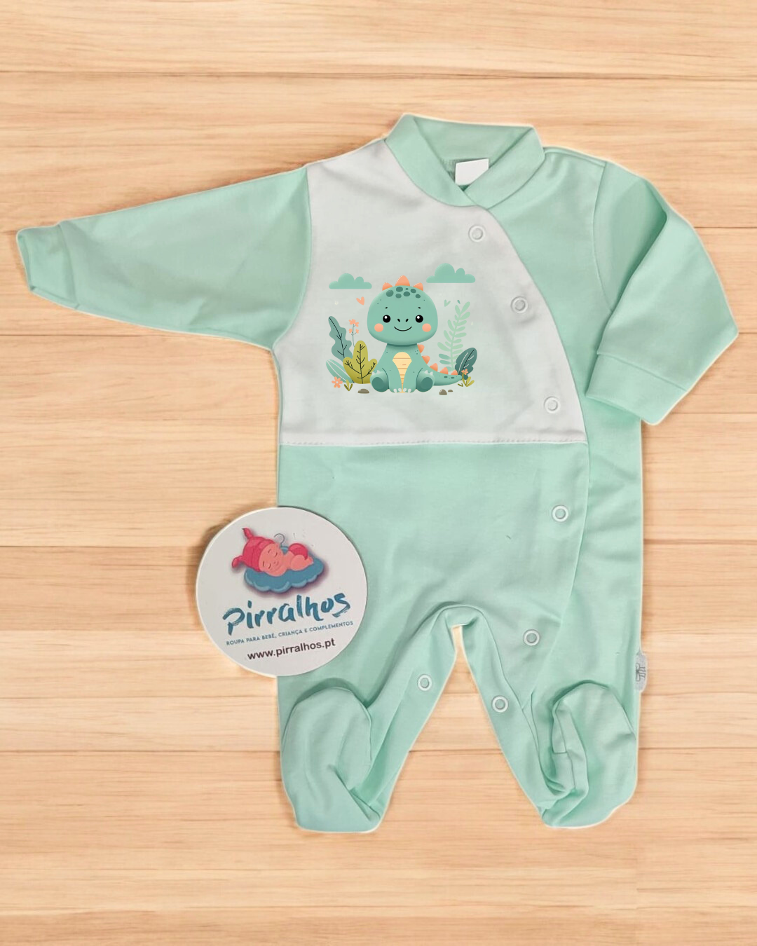 Macacão bebé verde água com dinossauro estampado e etiqueta Pirralhos