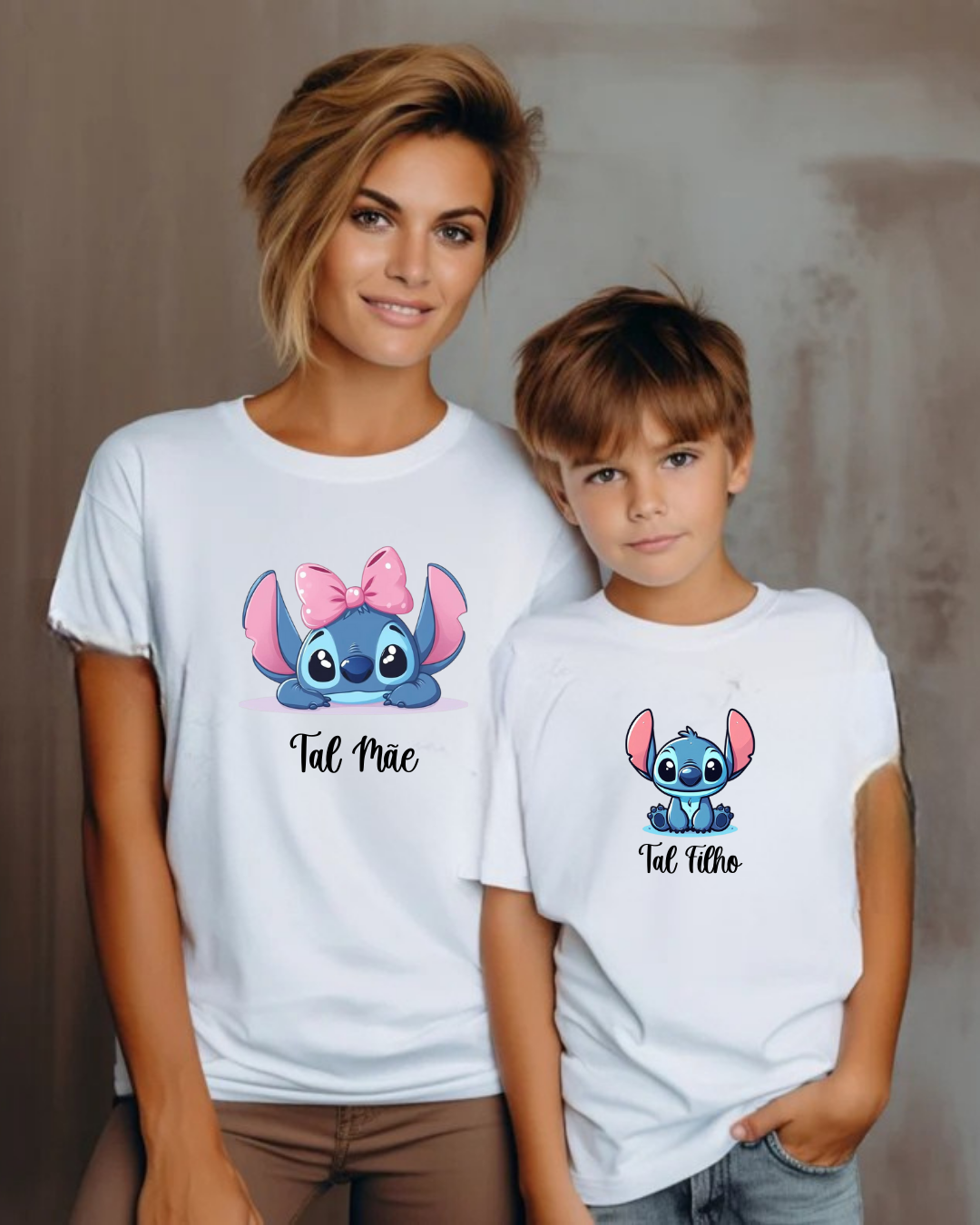 Mãe e filho com t-shirts brancas estampadas com personagem Stitch e textos 'Tal mãe' e 'Tal filho'.